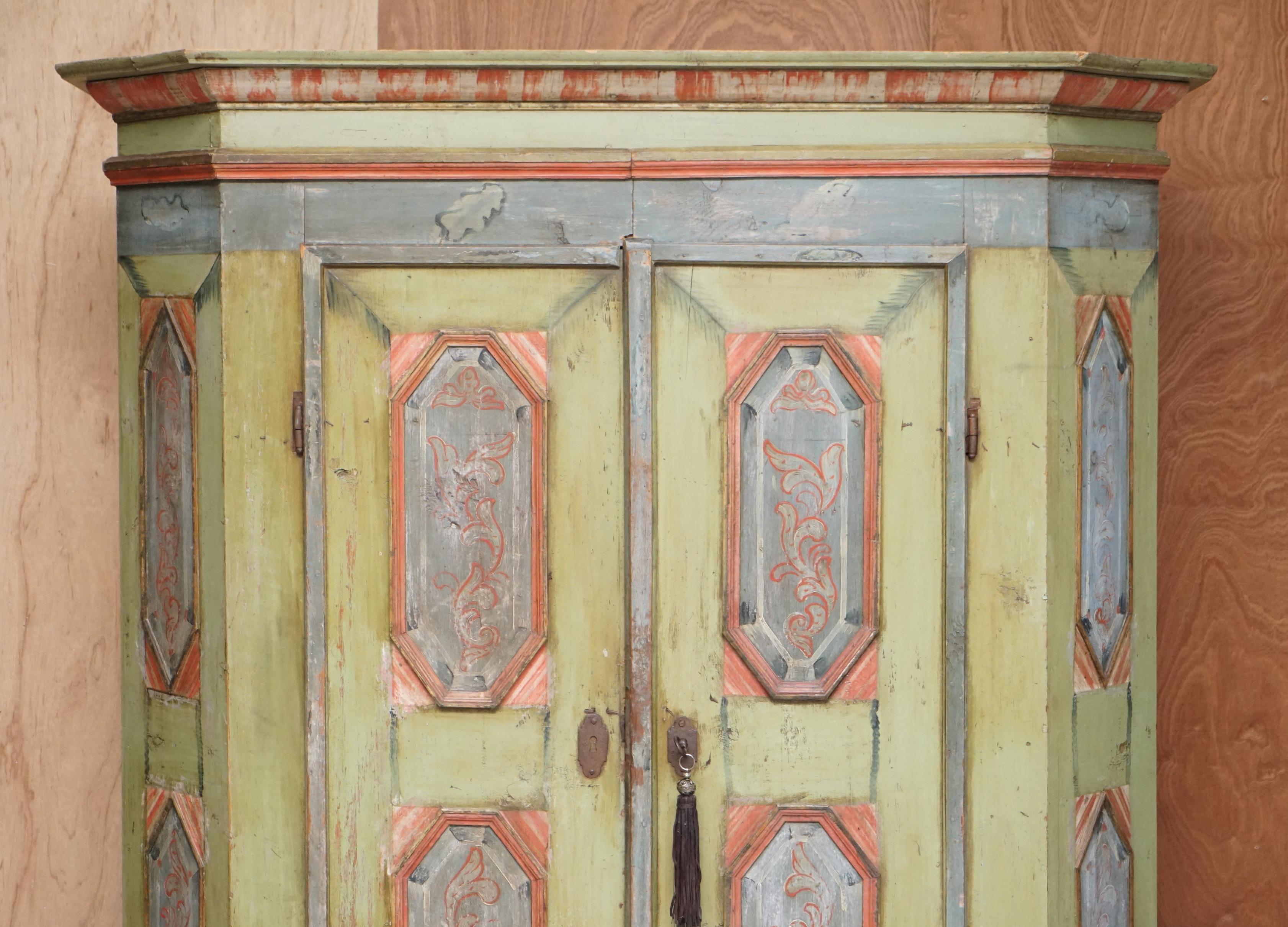 circa 1800 Sublime Armario Europeo Pintado a Mano o Armario de Casa en Roble Macizo Georgiano en venta
