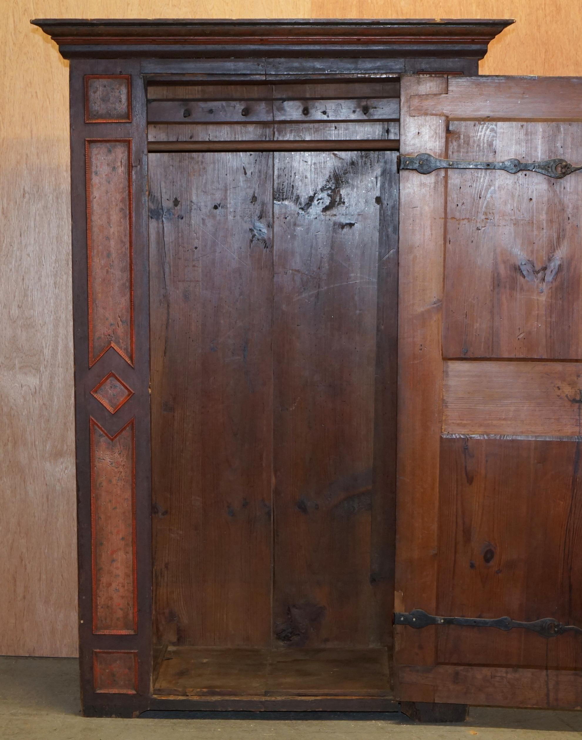 CIRCA 1800 Sumlime Hand Painted European Wardrobe or Hall Cupboard in Oak Wood im Angebot 3