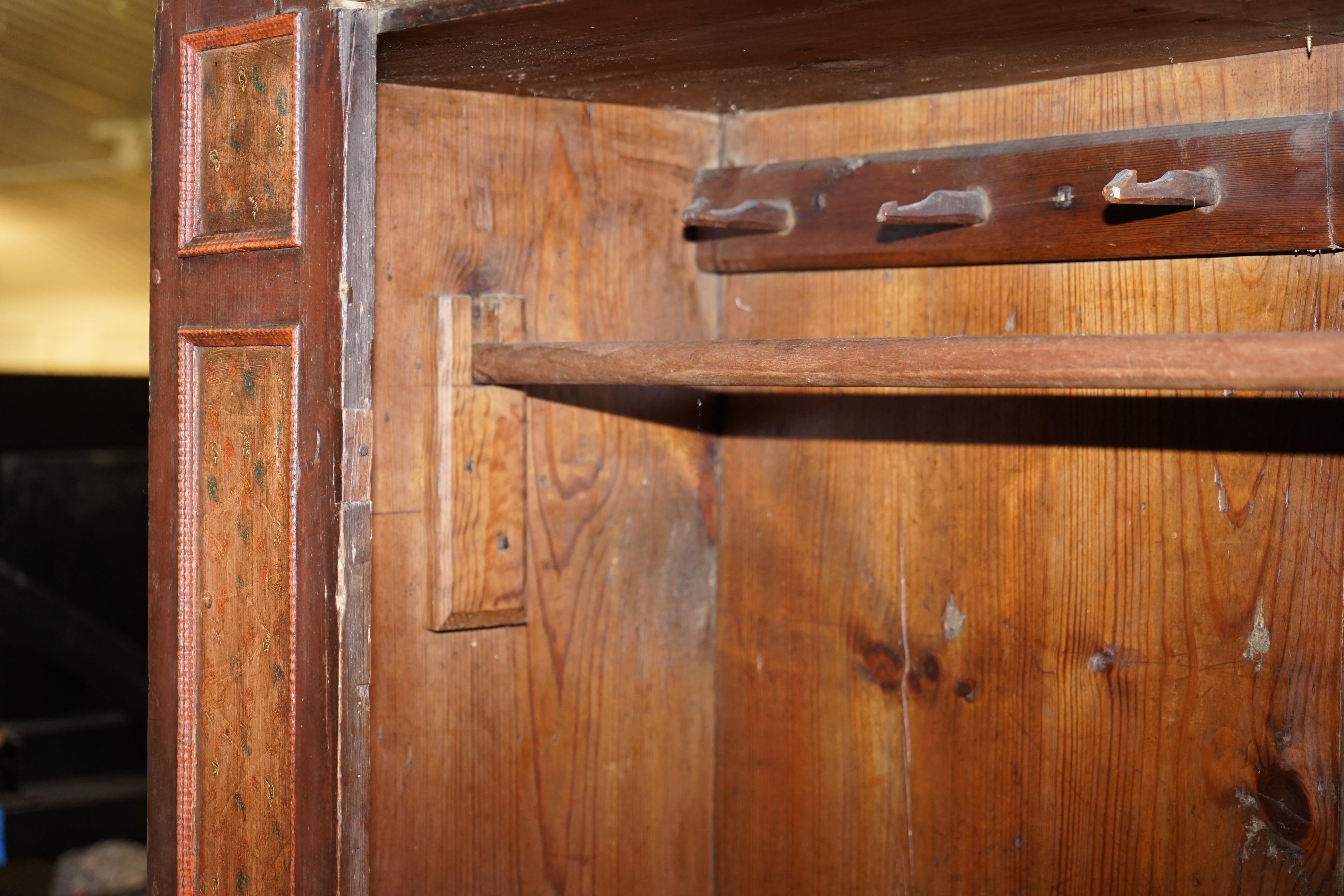 Circa 1800 Sumlime armoire ou placard européen en bois d'Oak Wood peint à la main en vente 8