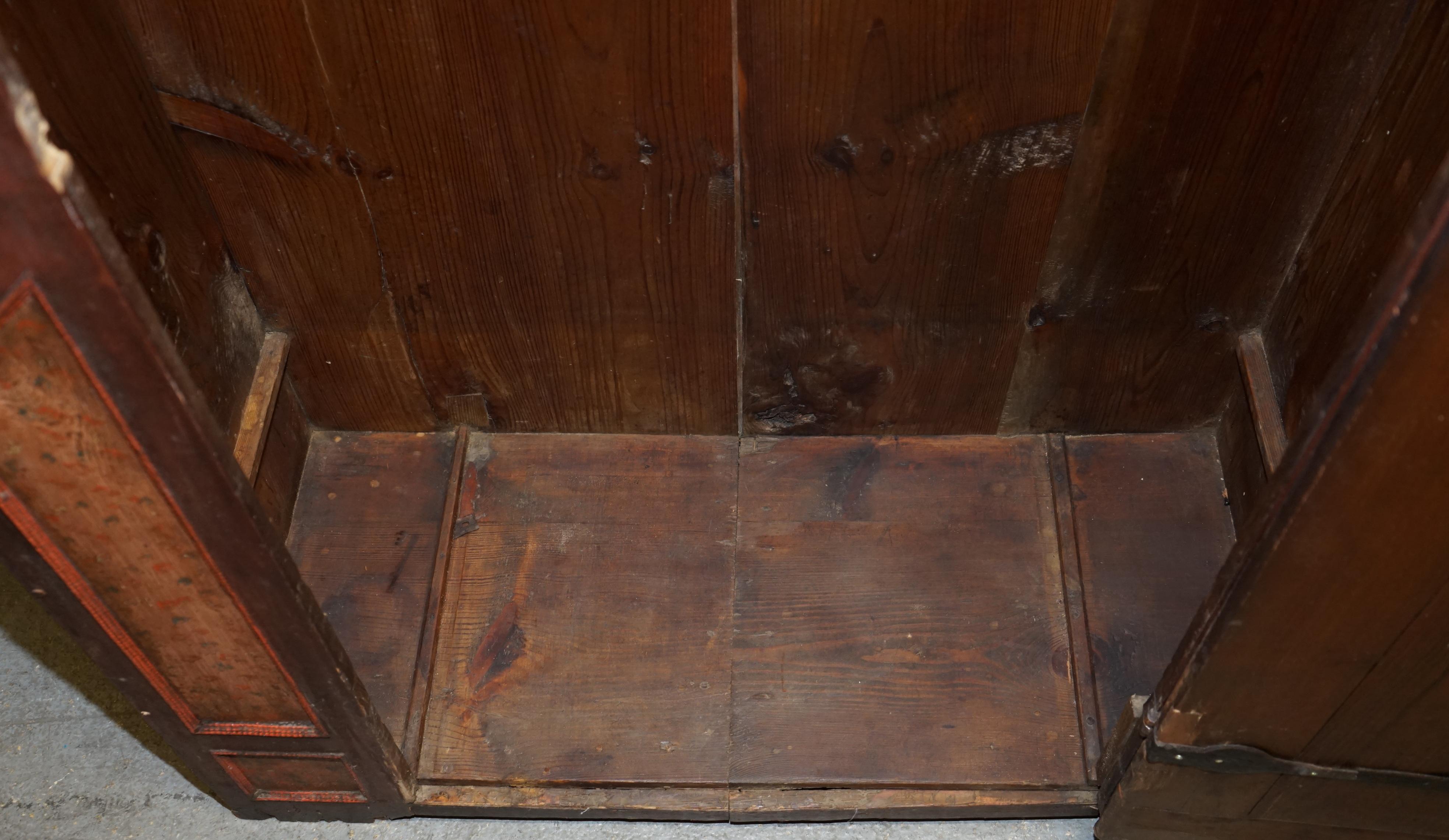 Circa 1800 Sumlime armoire ou placard européen en bois d'Oak Wood peint à la main en vente 9