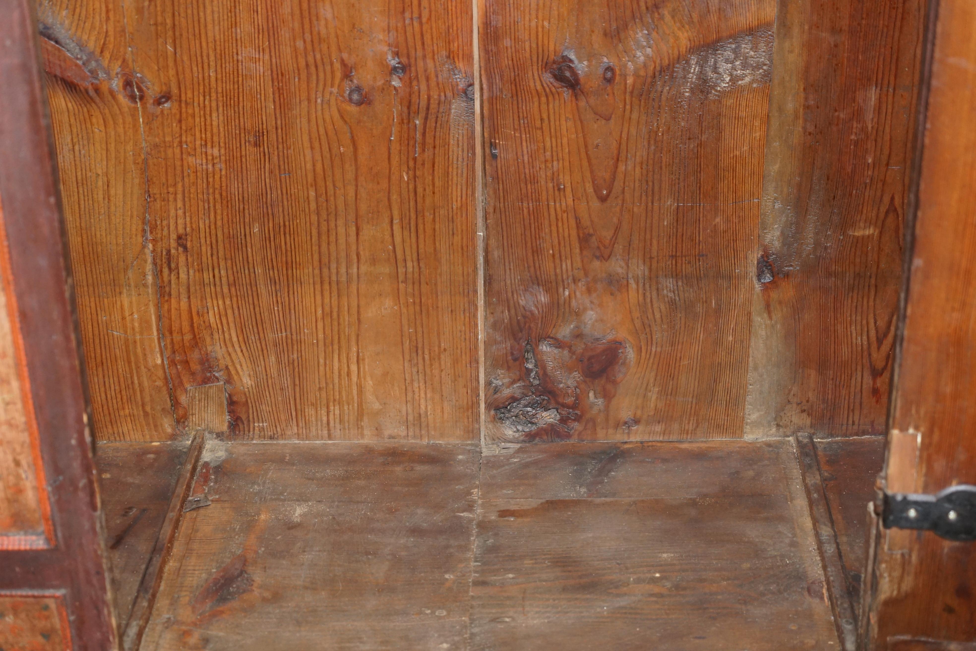 Circa 1800 Sumlime armoire ou placard européen en bois d'Oak Wood peint à la main en vente 10