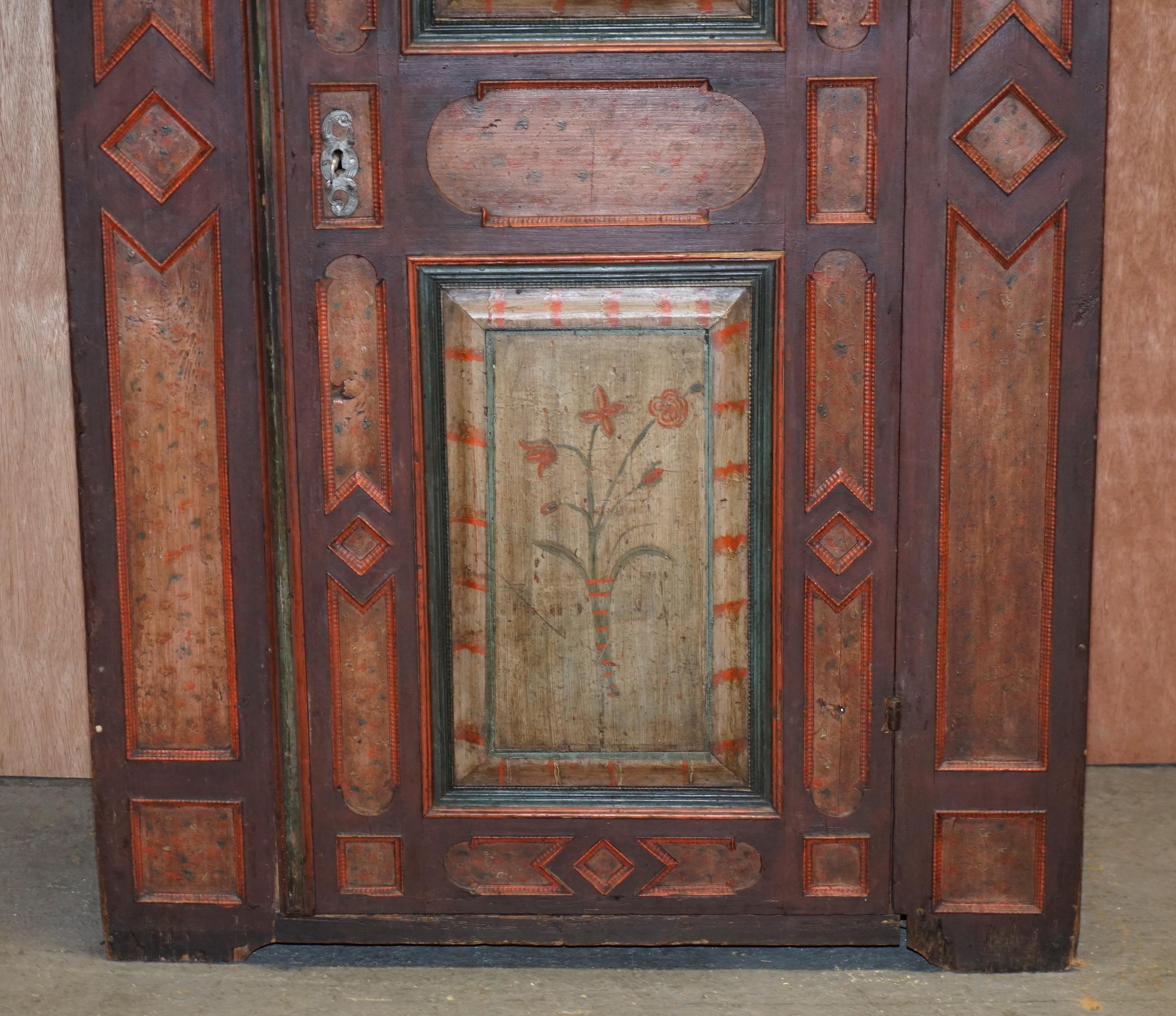 CIRCA 1800 Sumlime Hand Painted European Wardrobe or Hall Cupboard in Oak Wood (George III.) im Angebot