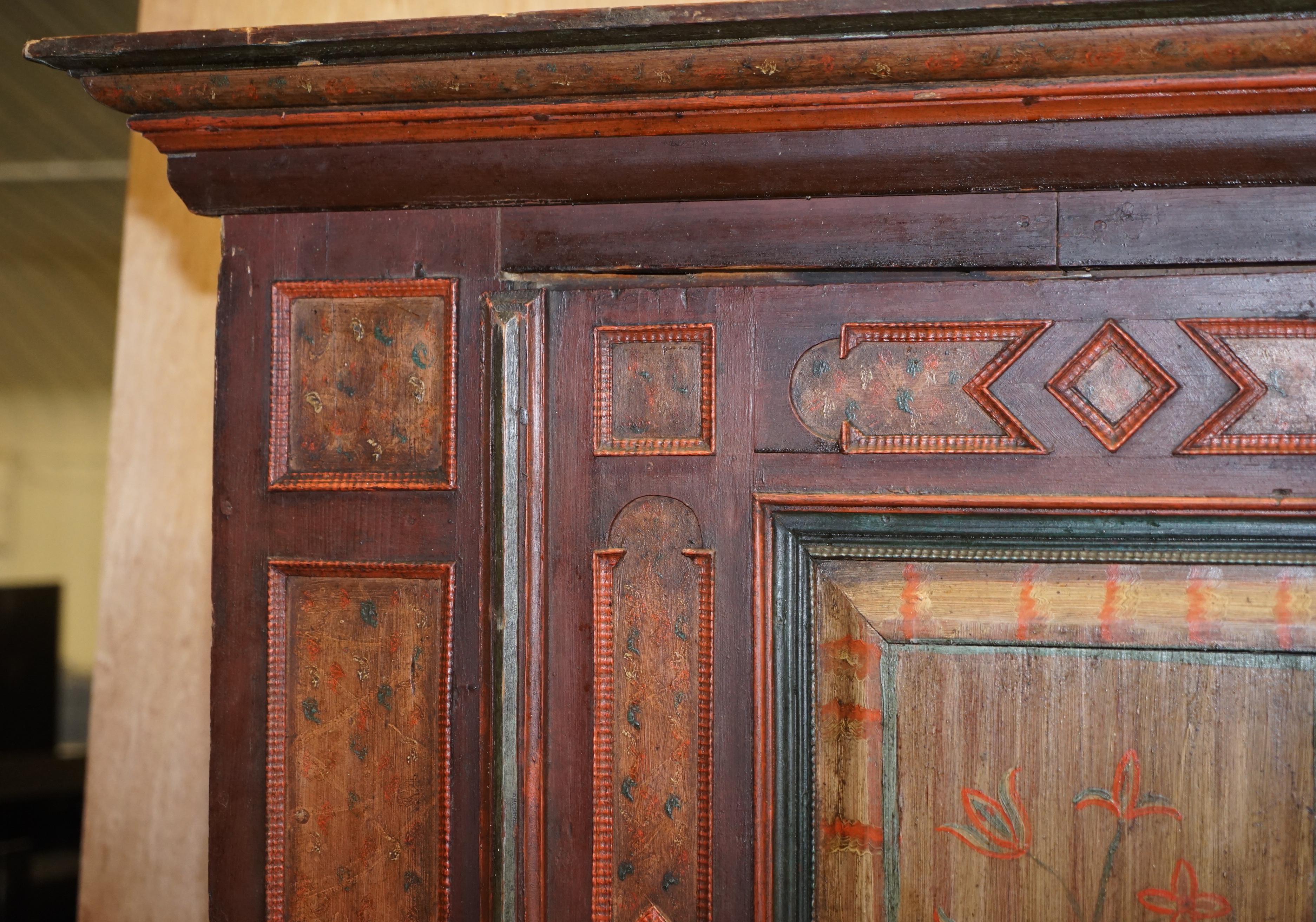 Chêne Circa 1800 Sumlime armoire ou placard européen en bois d'Oak Wood peint à la main en vente