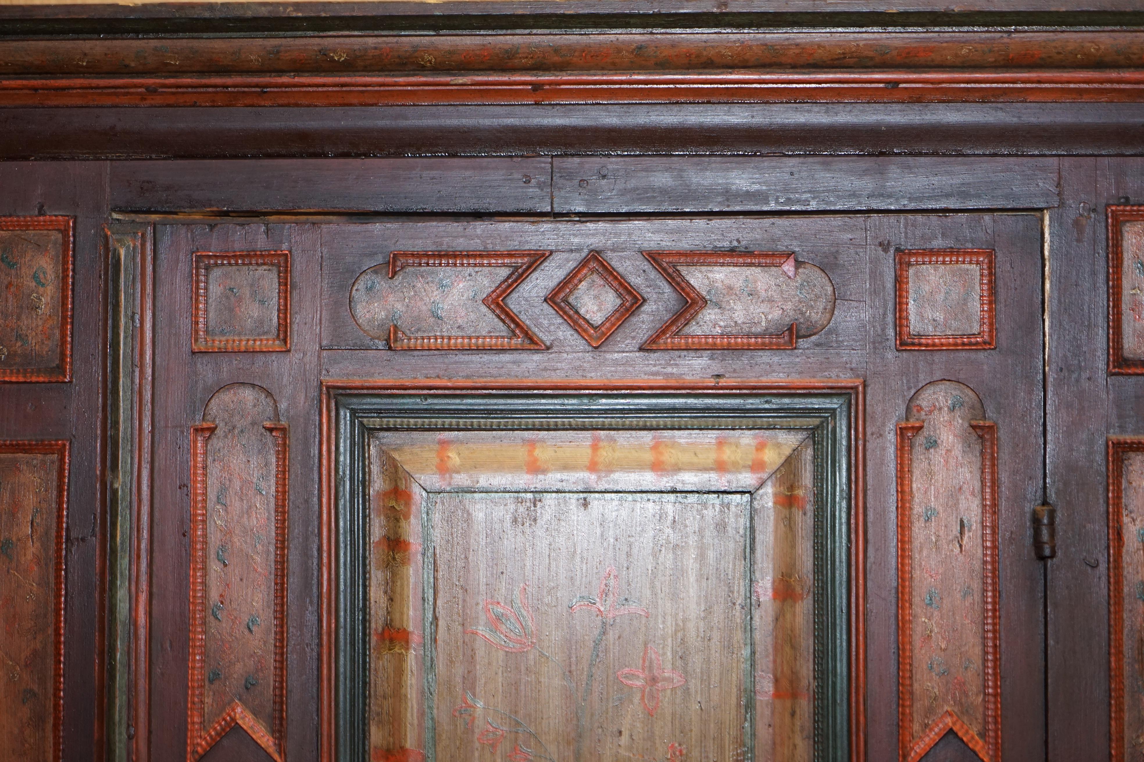 Circa 1800 Sumlime armoire ou placard européen en bois d'Oak Wood peint à la main en vente 1