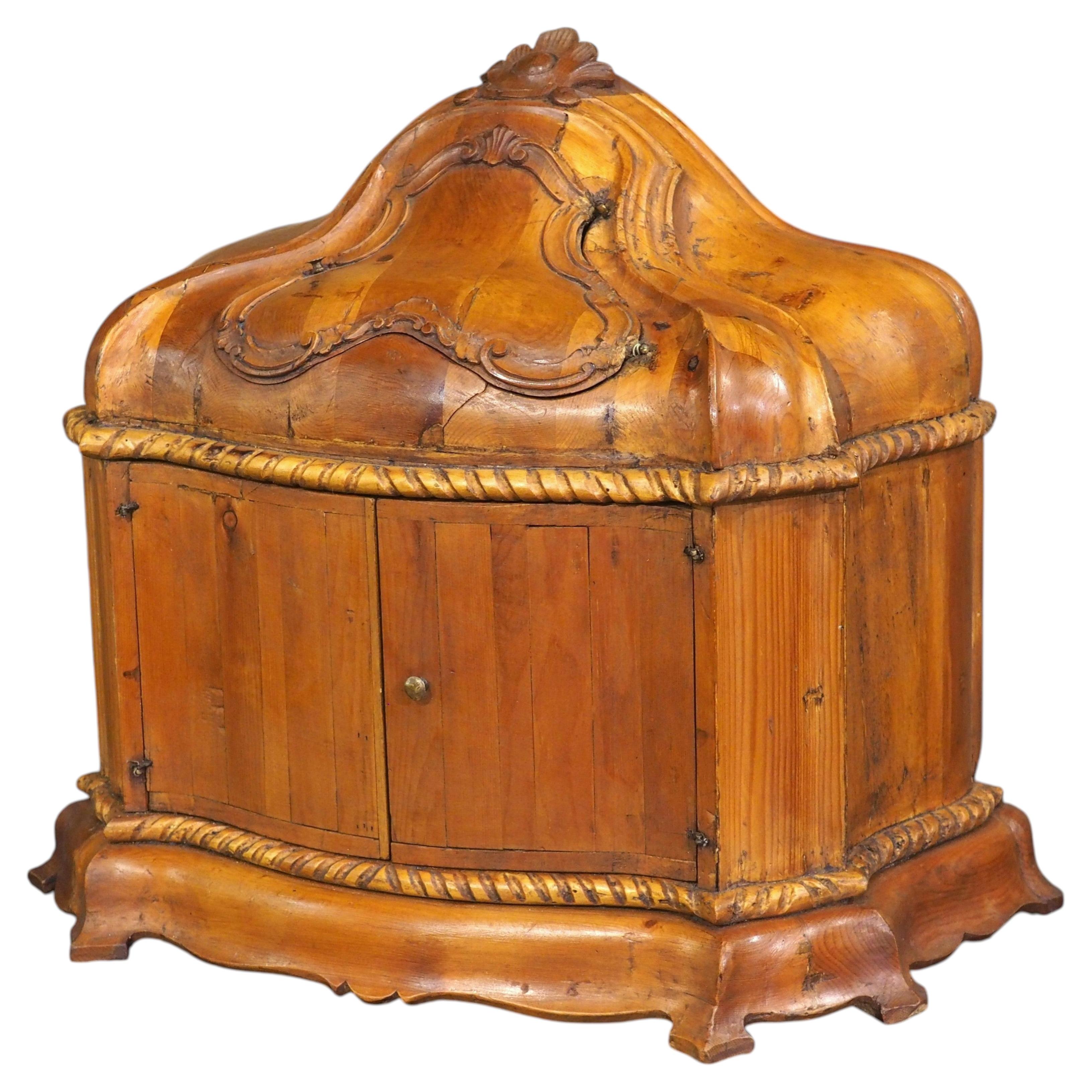 Caja de mesa veneciana de pino suizo tallado, circa 1800 en venta