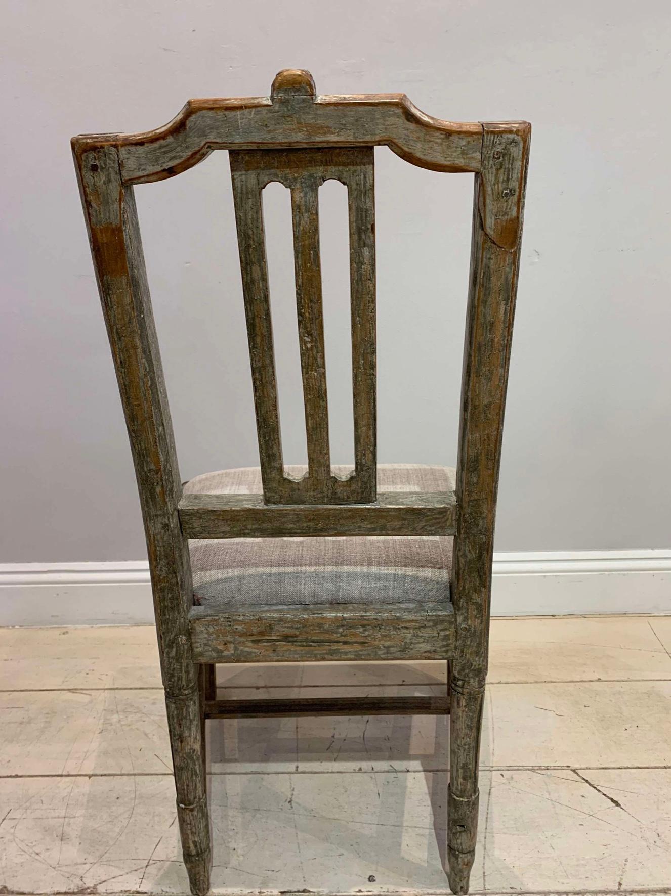 Sedia gustaviana dipinta del 1800 circa con intaglio floreale decorativo in vendita 2