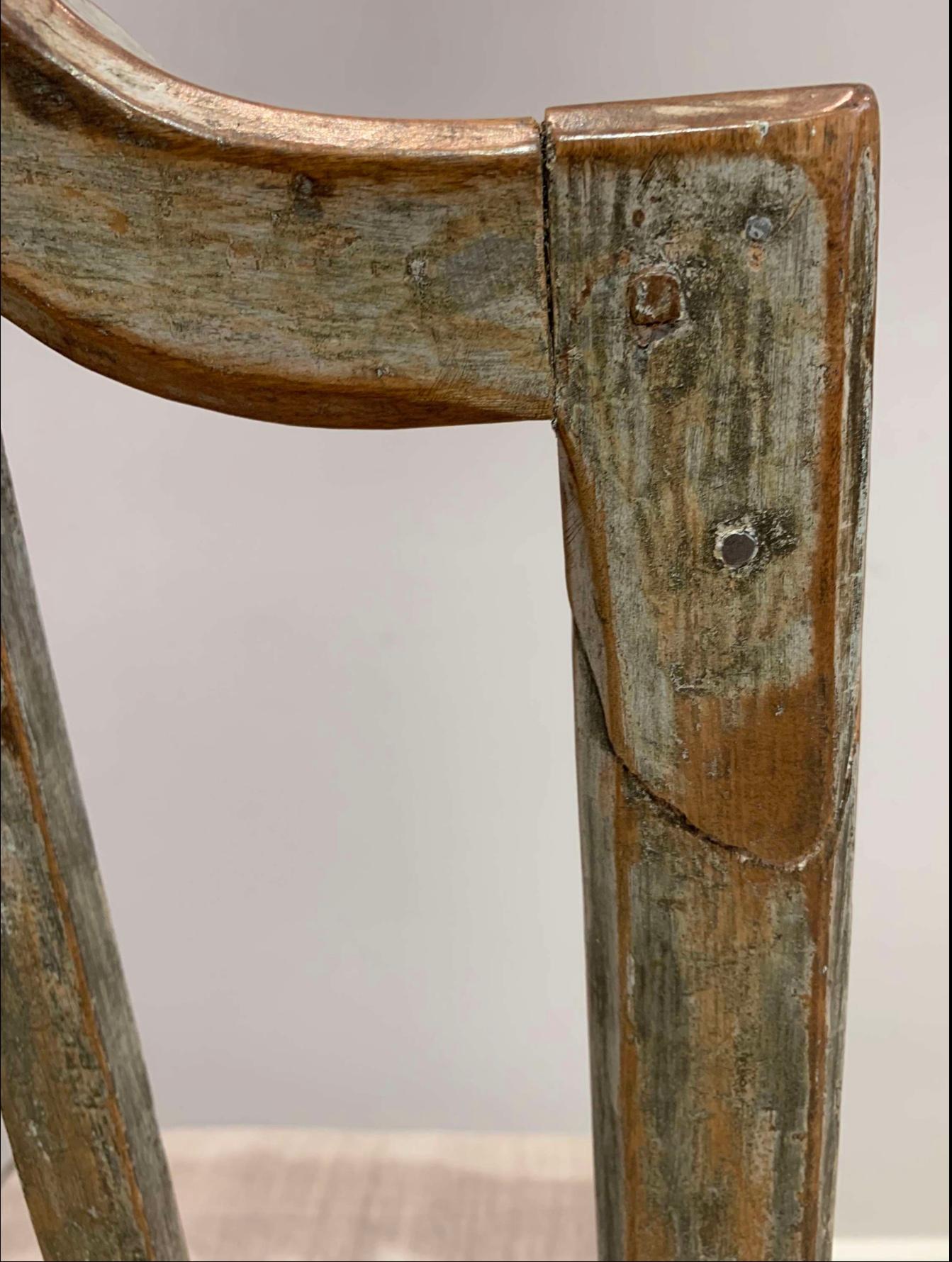 Sedia gustaviana dipinta del 1800 circa con intaglio floreale decorativo in vendita 3