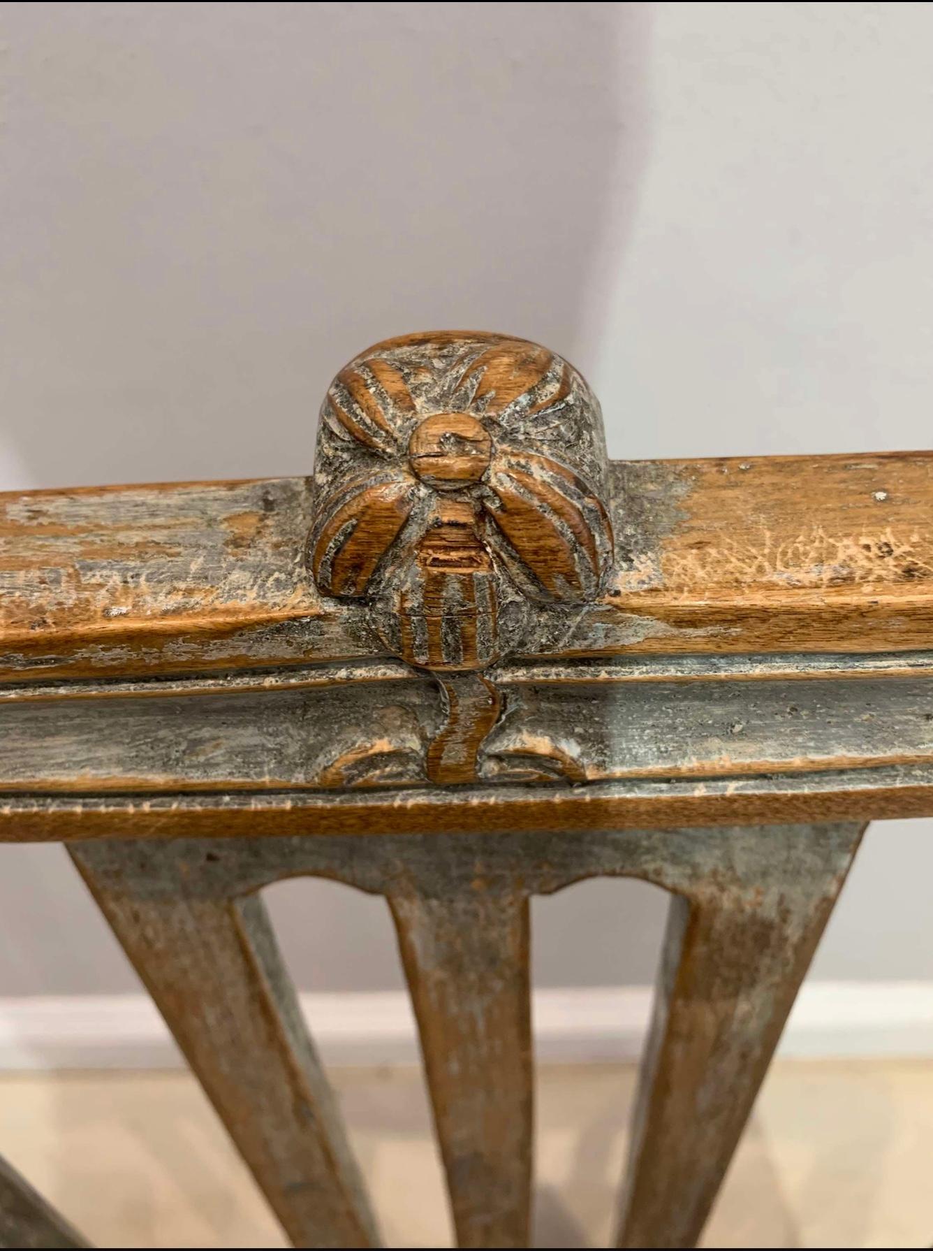 Gustaviano Sedia gustaviana dipinta del 1800 circa con intaglio floreale decorativo in vendita