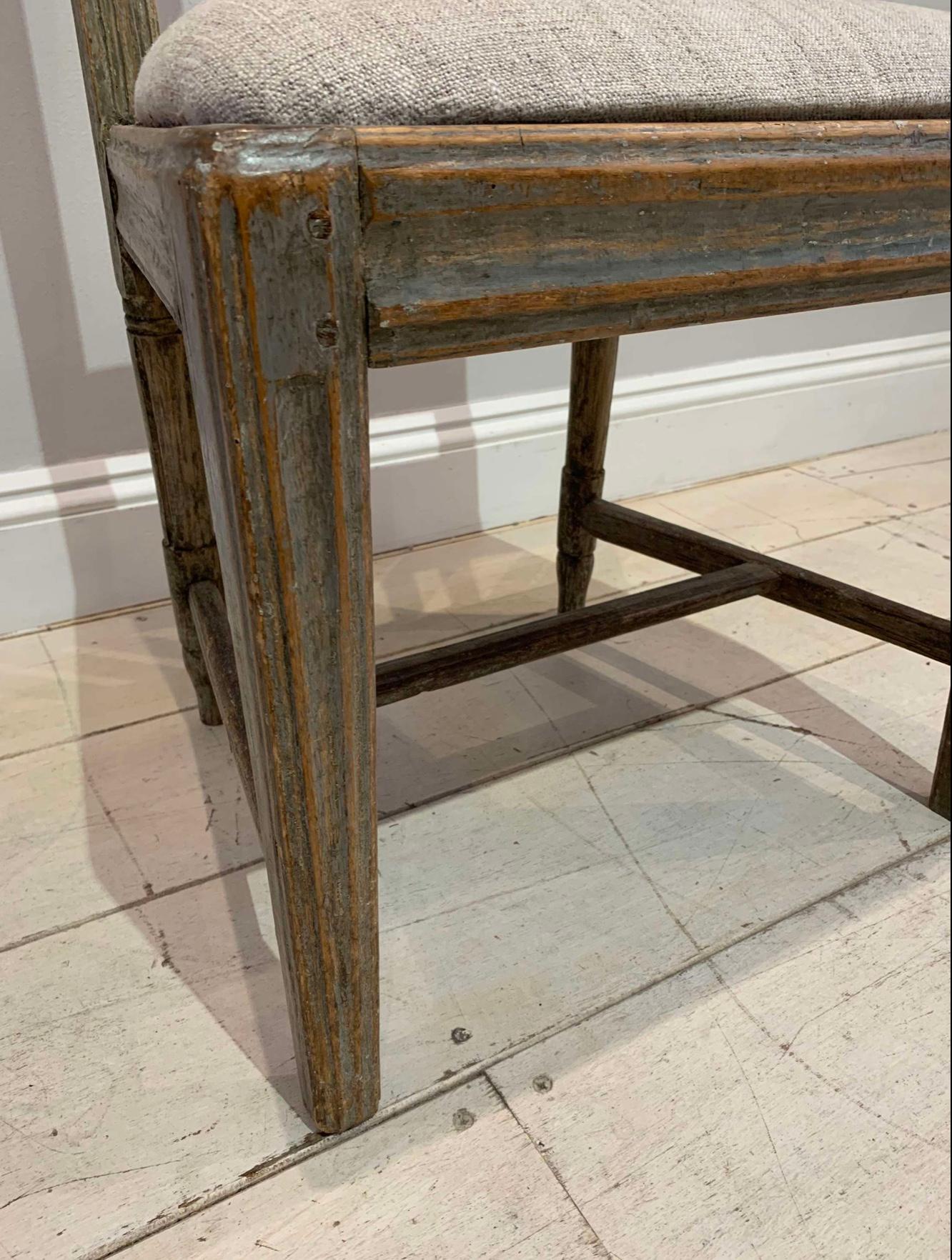 Svedese Sedia gustaviana dipinta del 1800 circa con intaglio floreale decorativo in vendita