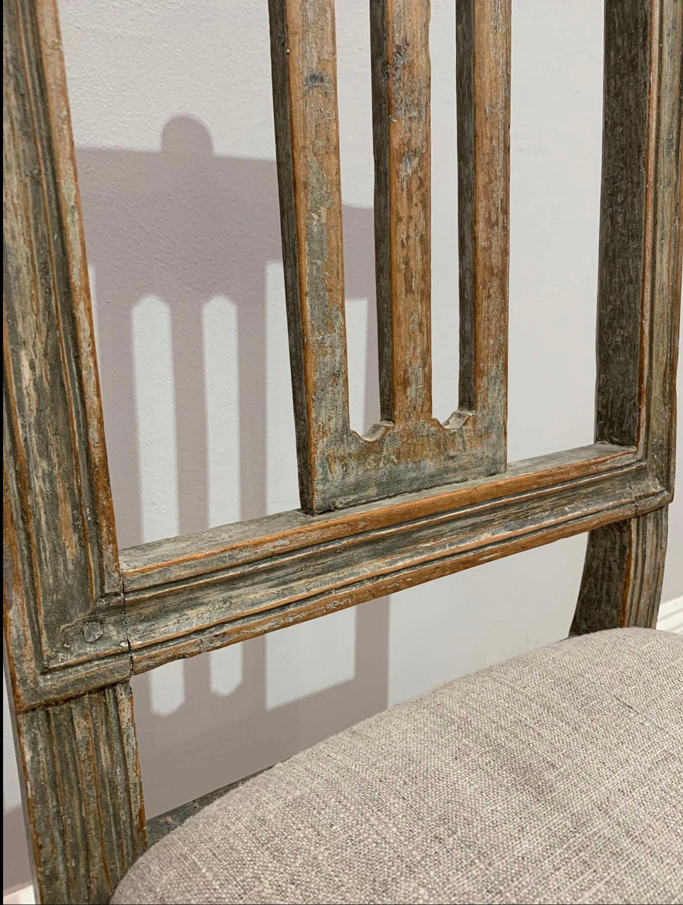 Sedia gustaviana dipinta del 1800 circa con intaglio floreale decorativo In condizioni buone in vendita a London, GB