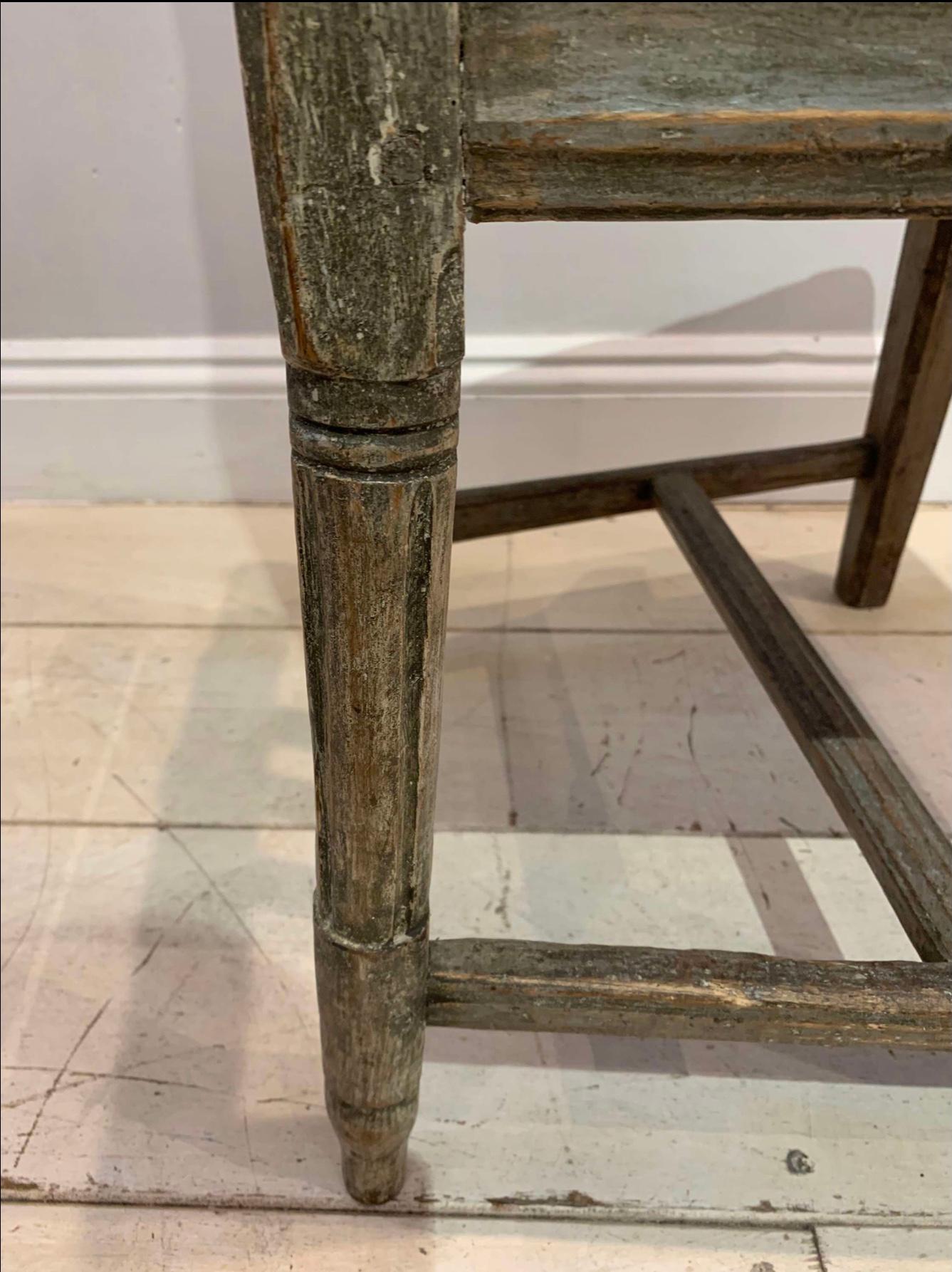 Legno Sedia gustaviana dipinta del 1800 circa con intaglio floreale decorativo in vendita