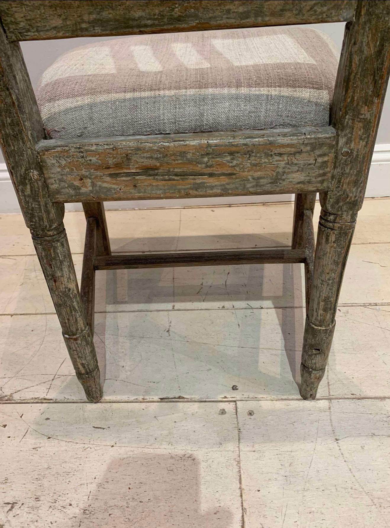 Sedia gustaviana dipinta del 1800 circa con intaglio floreale decorativo in vendita 1