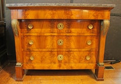 CIRCA 1805-1815 Commodo francese con piano in marmo del periodo Impero
