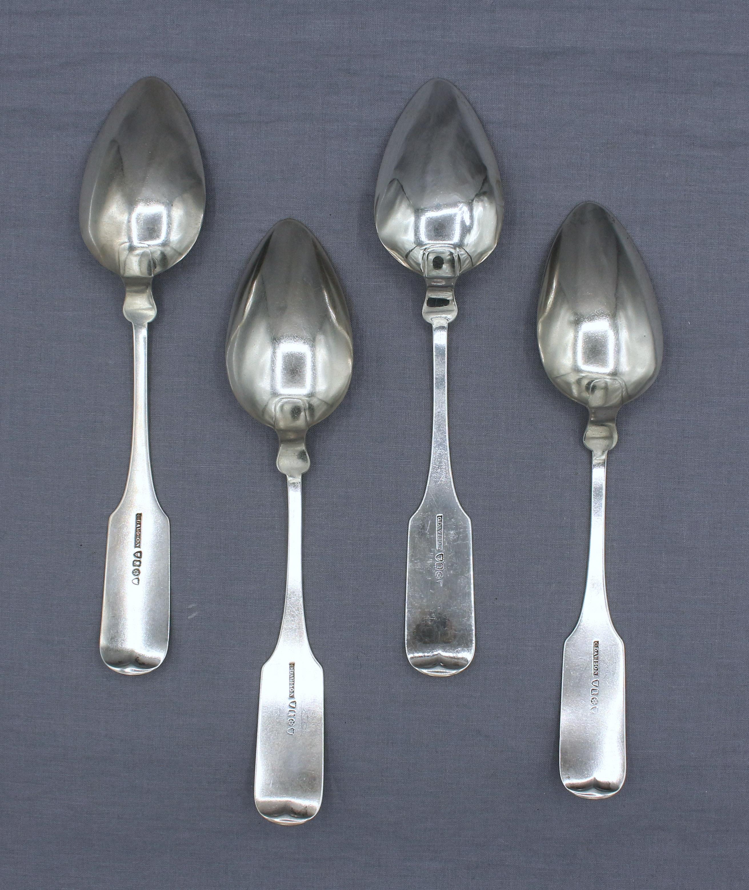 Set di 4 cucchiai da portata in argento di Charles Davison, 1805 o 1810 circa. Design a dorso di violino di eccellente qualità, con incisione 