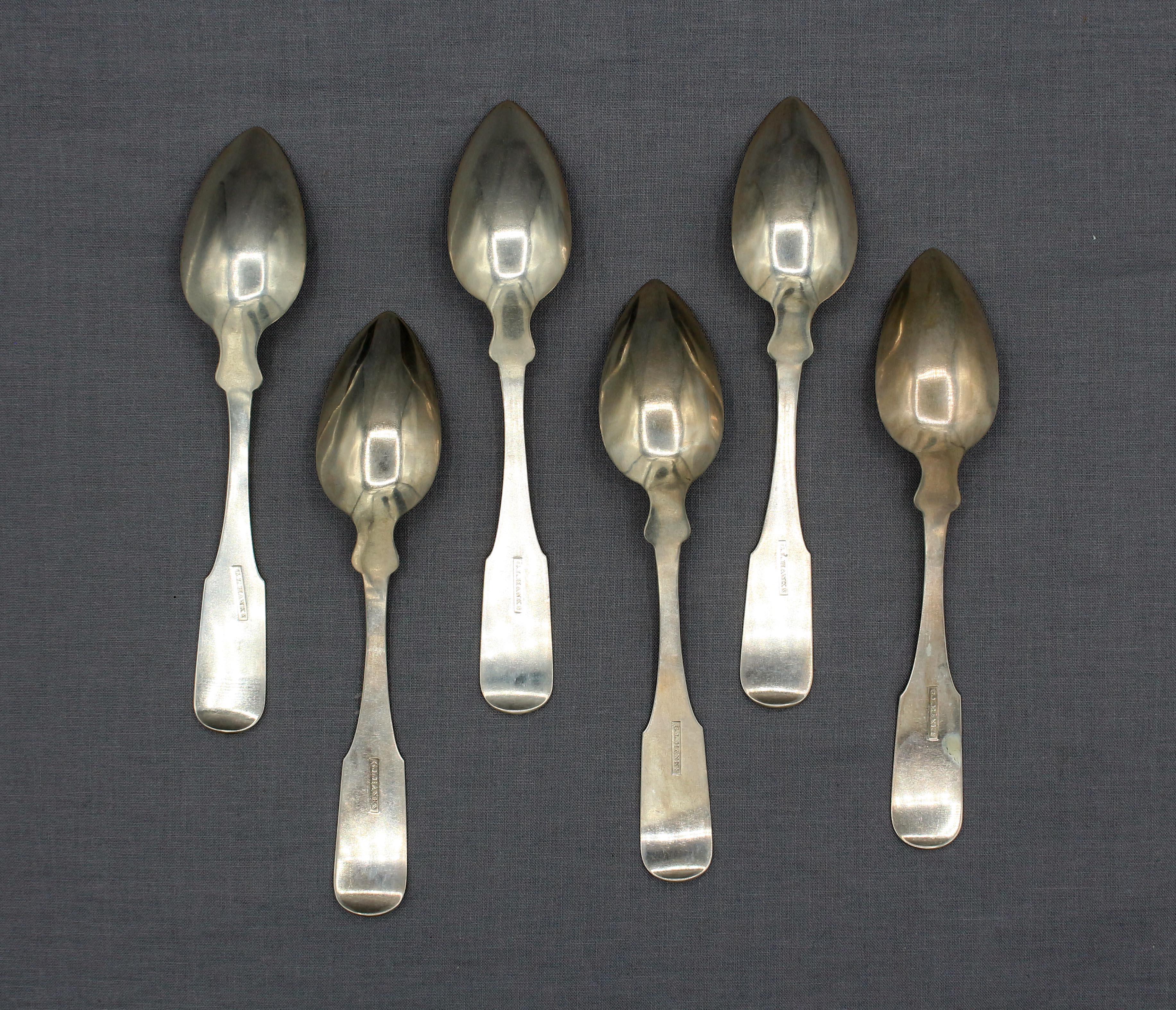 Set di 6 cucchiaini d'argento di I.L.A. del 1805 circa. Hanks, americano. Design a dorso di violino; punta ribaltata. Monogram 