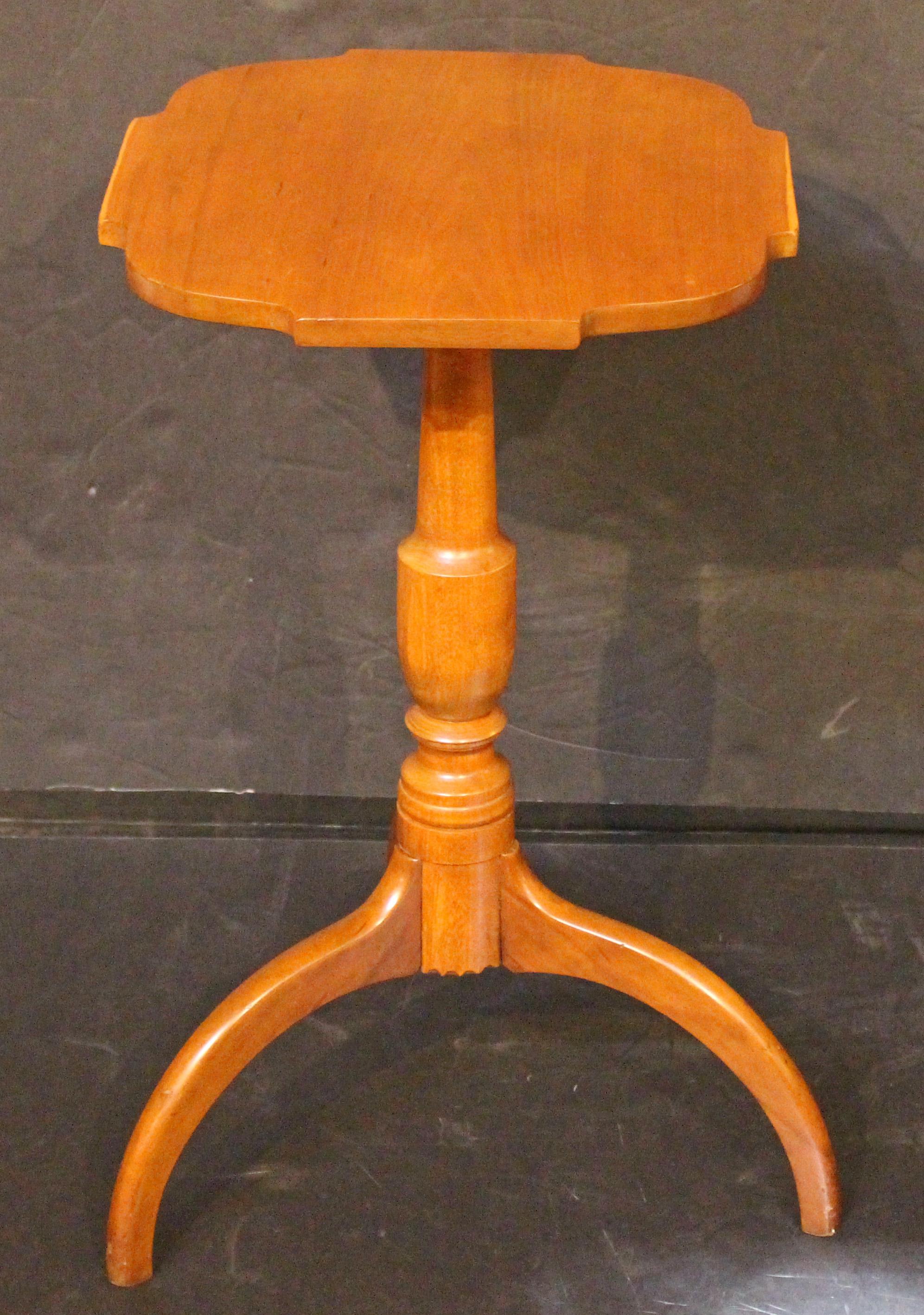 Mesa auxiliar de candelero de Nueva Inglaterra, circa 1810-1820. Madera de cerezo y arce. Refinado. La forma de la parte superior refleja la forma de las patas del trípode. La madera de albura se utiliza ingeniosamente a lo largo de los bordes
