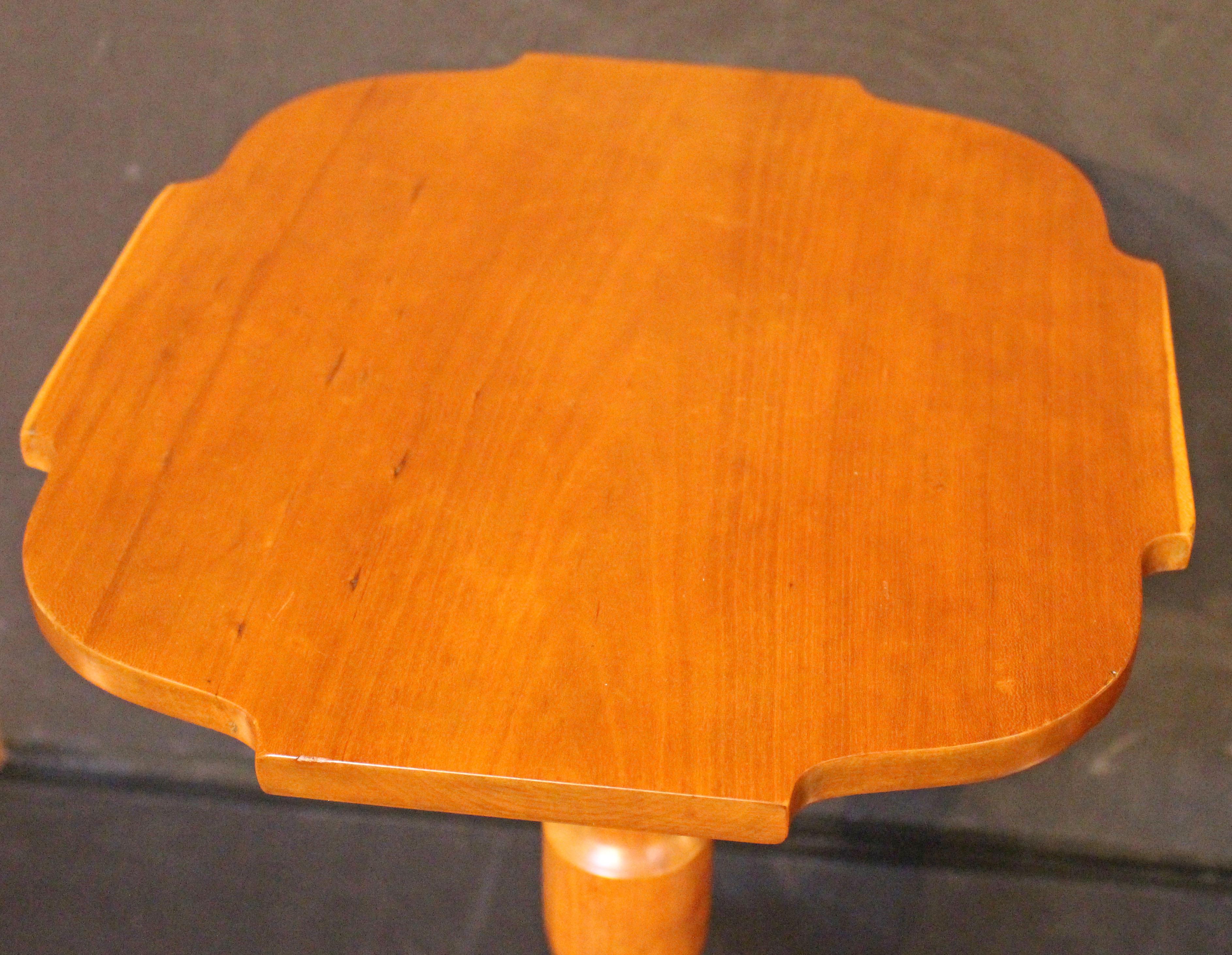 Circa 1810-1820 Mesa auxiliar de candelero de Nueva Inglaterra clásico estadounidense en venta