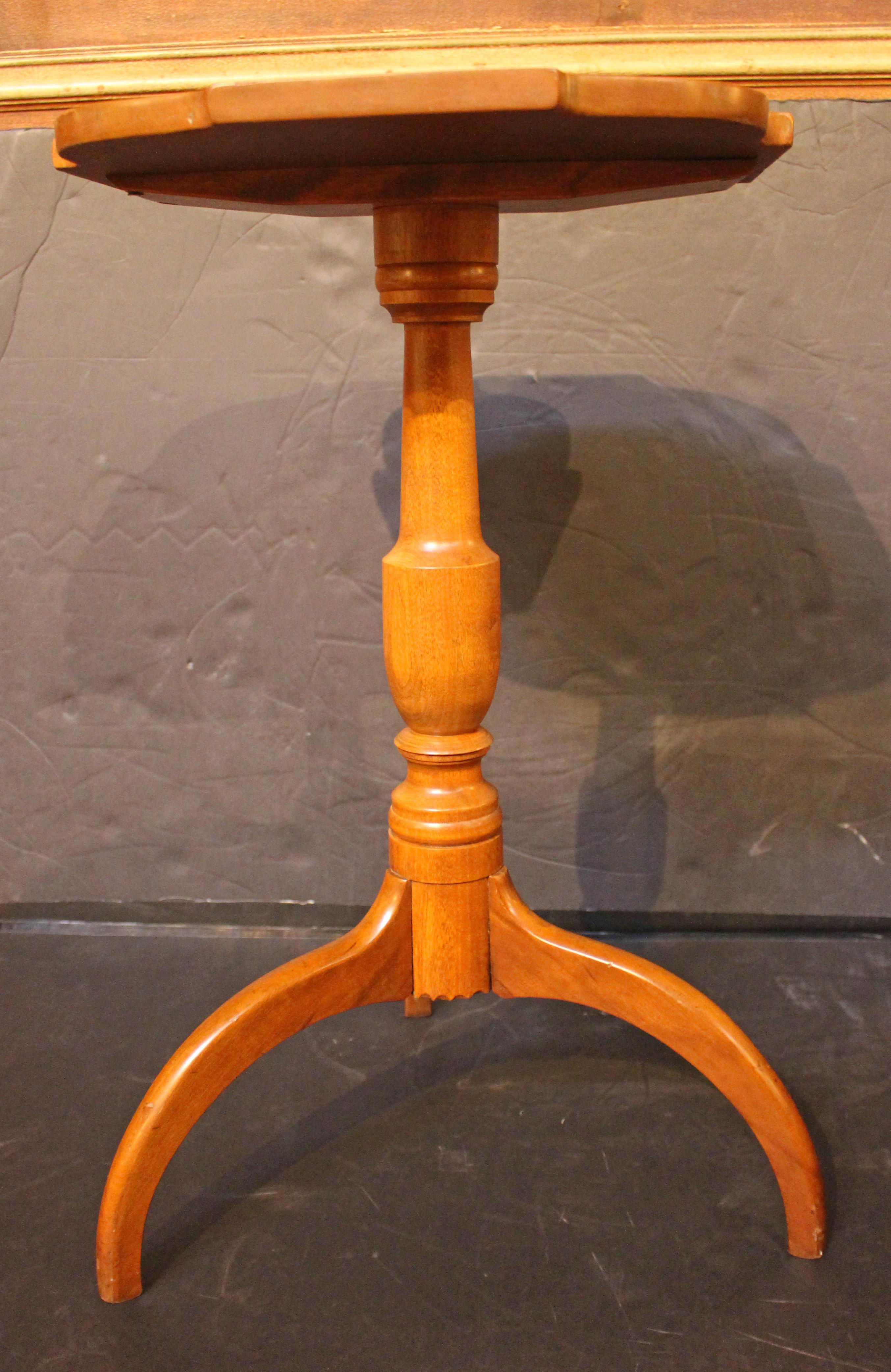 Circa 1810-1820 Mesa auxiliar de candelero de Nueva Inglaterra Estadounidense en venta