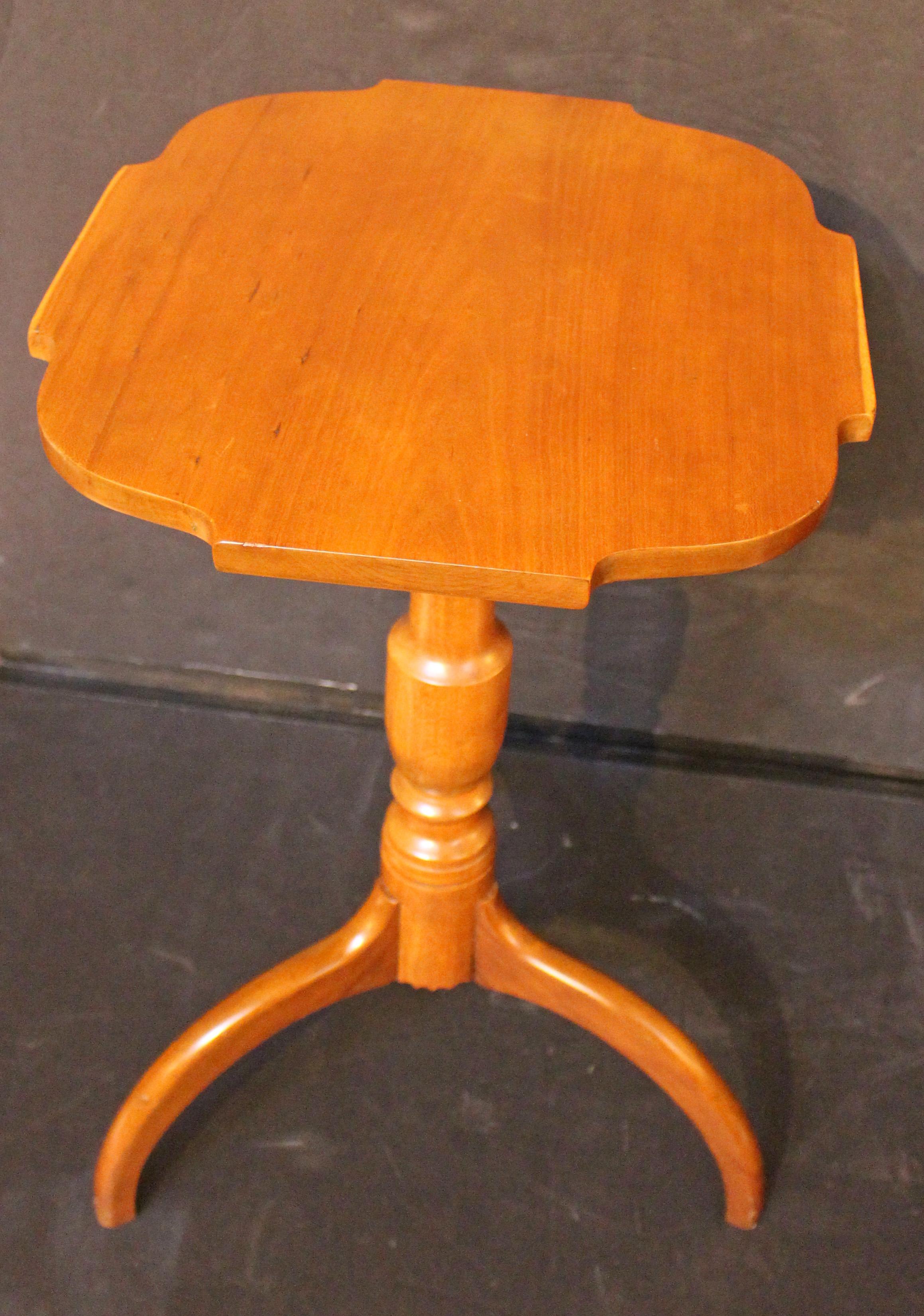 Circa 1810-1820 Mesa auxiliar de candelero de Nueva Inglaterra en Bueno estado para la venta en Chapel Hill, NC