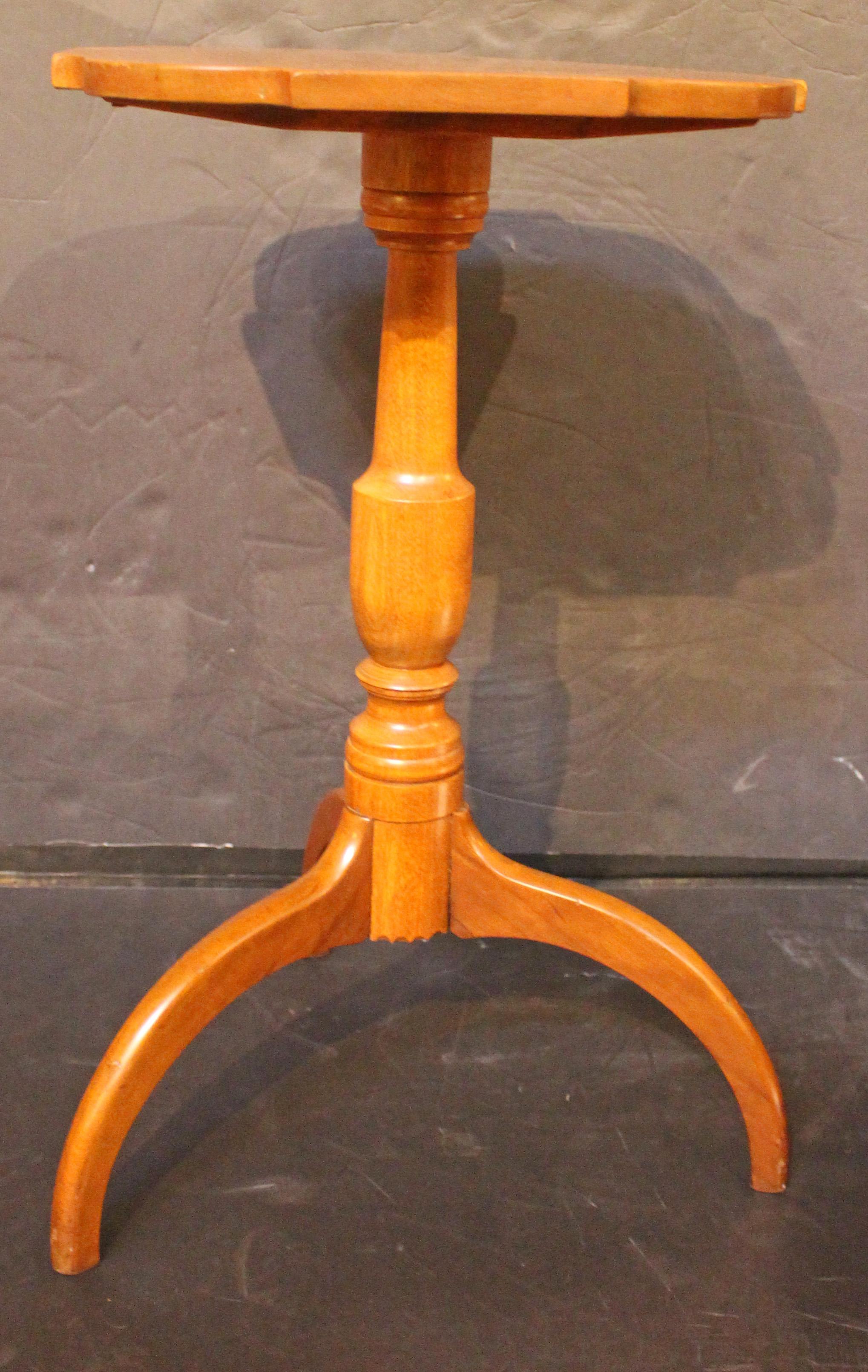 Circa 1810-1820 Mesa auxiliar de candelero de Nueva Inglaterra siglo XIX en venta