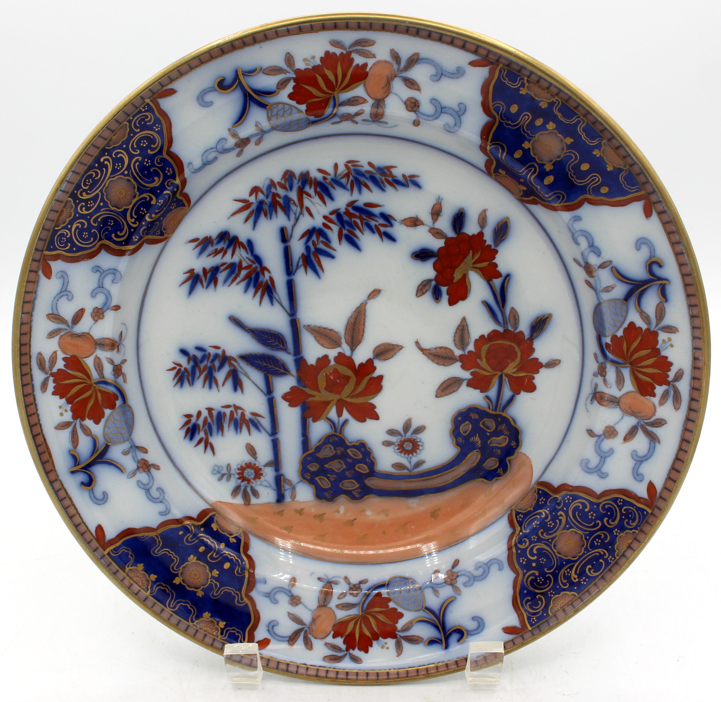 Circa 1810-20 Pareja de platos hondos, porcelana Stone de Davenport. Con la marca Davenport, Longport, Staffordshire Stone China. Un rico diseño y paleta Imari (patrón nº 135). Los símbolos auspiciosos ocupan un lugar destacado. Marca impresa en