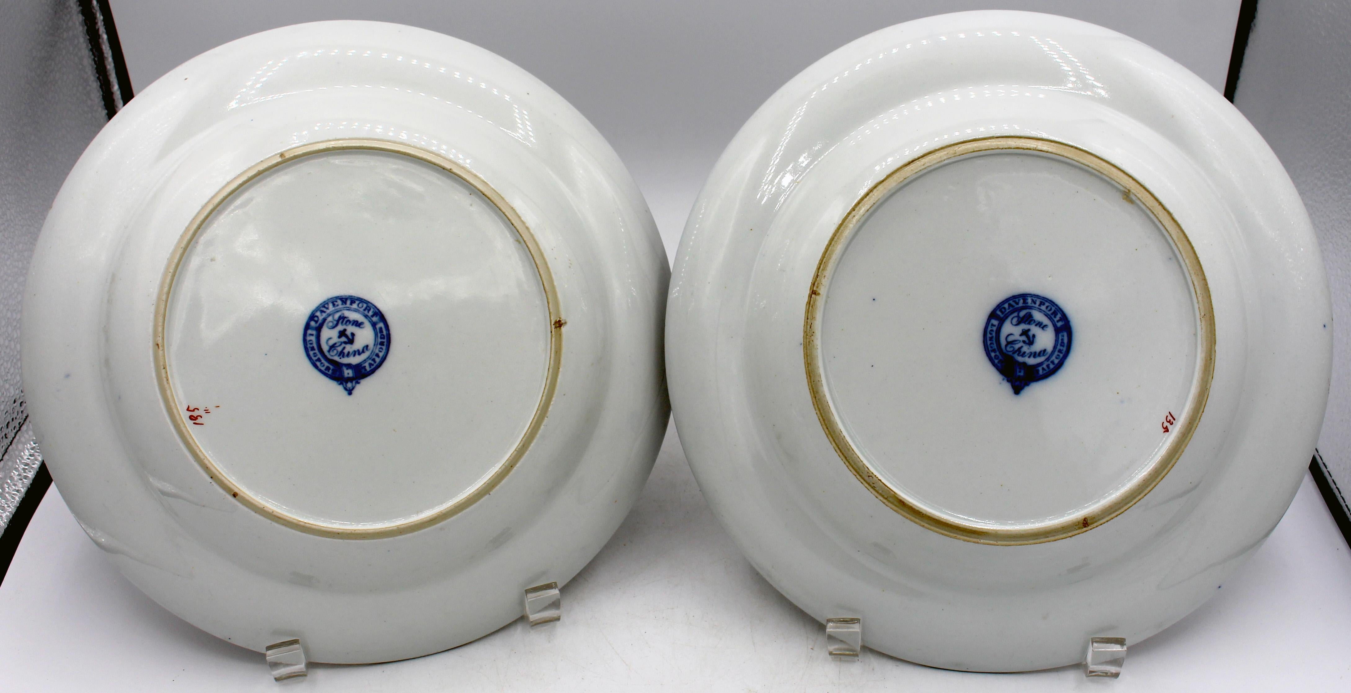 Circa 1810-20 Pareja de platos hondos, porcelana Stone de Davenport. Con la marca Davenport, Longport, Staffordshire Stone China. Un rico diseño y paleta Imari (patrón nº 135). Los símbolos auspiciosos ocupan un lugar destacado. Marca impresa en