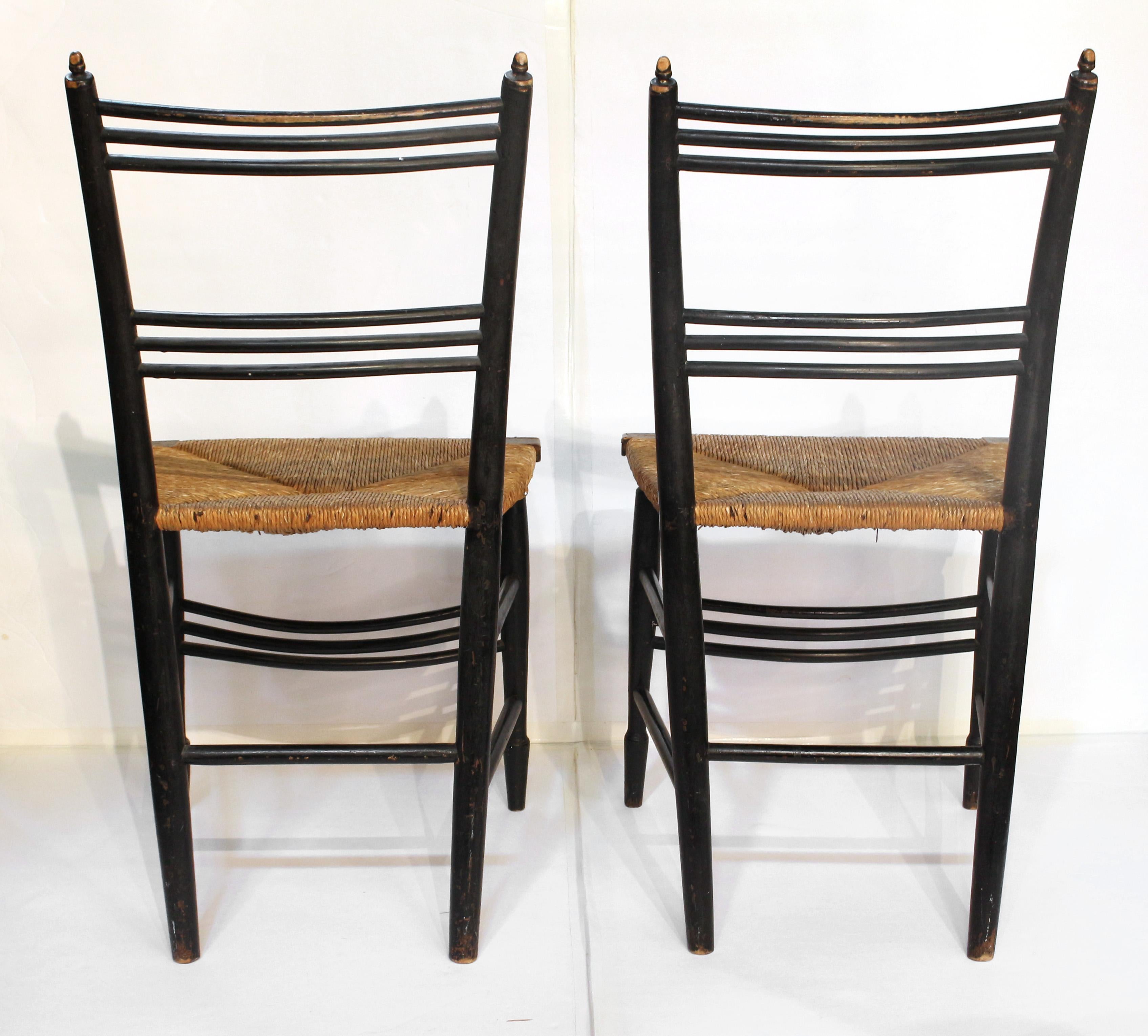 Pair of American Rush Seat Side Chairs, circa 1810-1820  In Good Condition For Sale In Chapel Hill, NC