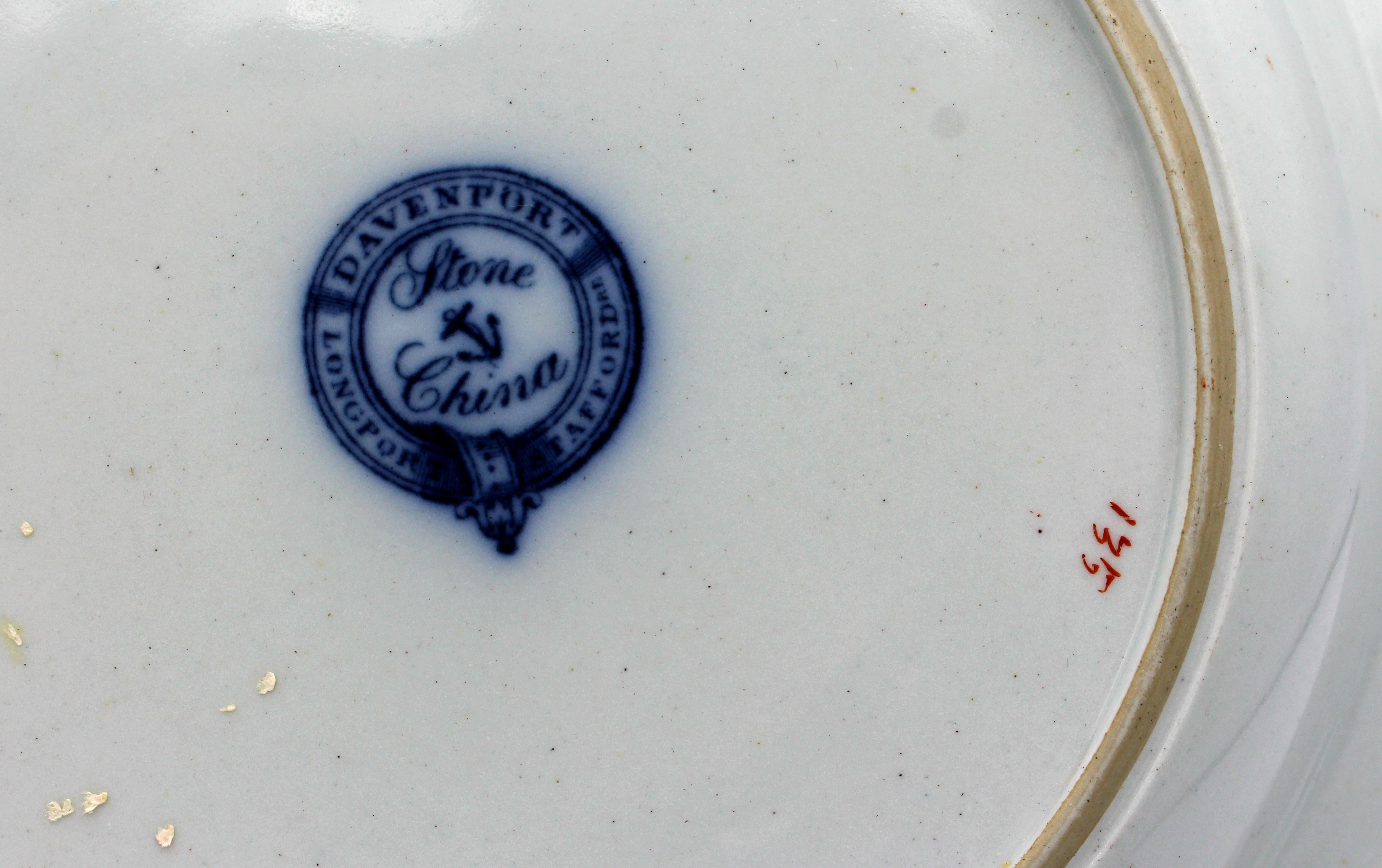 Plato hondo Circa 1810-20, porcelana Stone de Davenport, inglés. Con la marca Davenport, Longport, Staffordshire Stone China. Un rico diseño y paleta Imari (patrón nº 135). Los símbolos auspiciosos ocupan un lugar destacado. Marca impresa en azul de