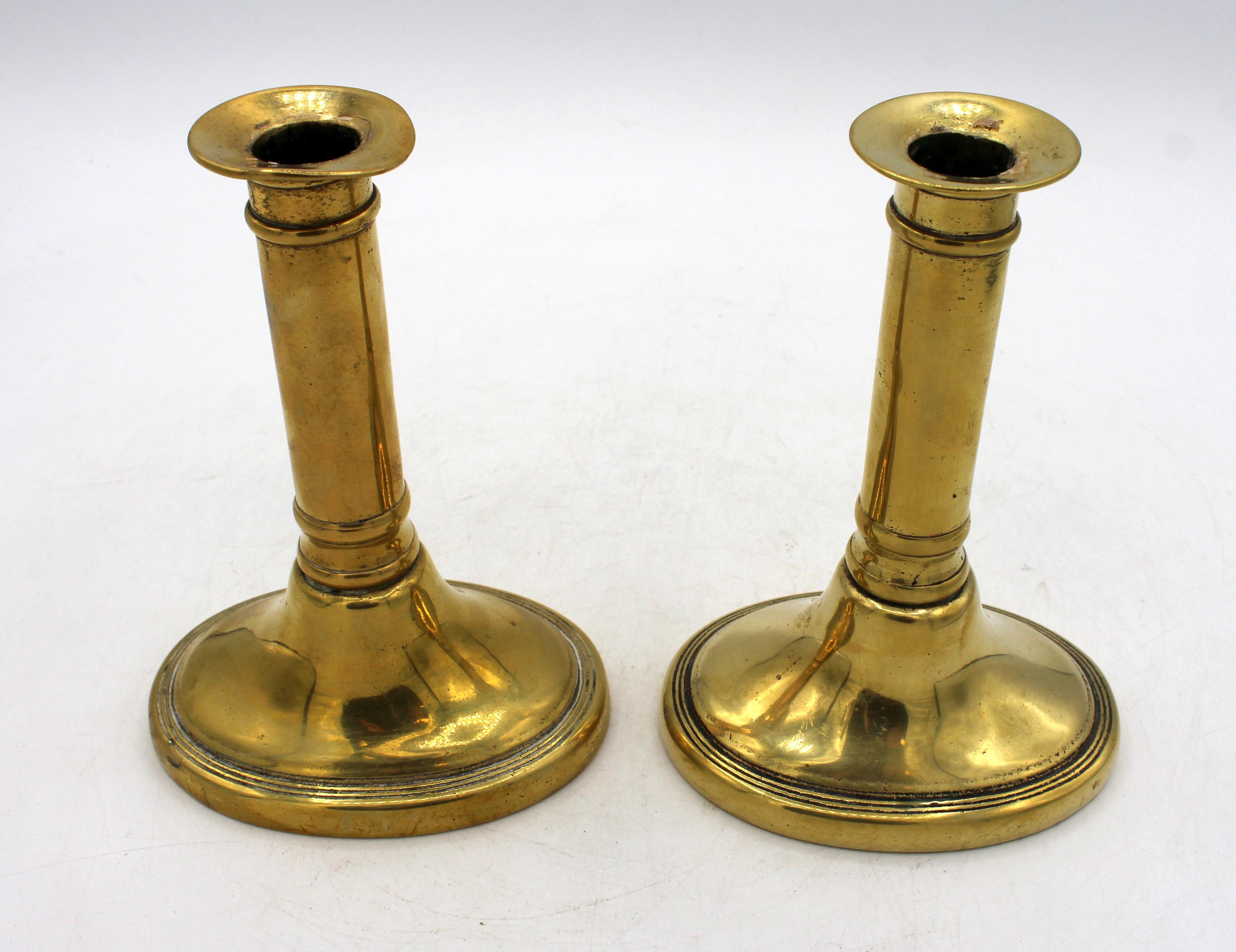 Coppia di candelieri in ottone fuso olandese del 1810 circa. Base ovale; forma ionica colonnare semplice. Alcune pieghe nel bobeche; condizioni commisurate all'età e all'uso.
Altezza 5,5