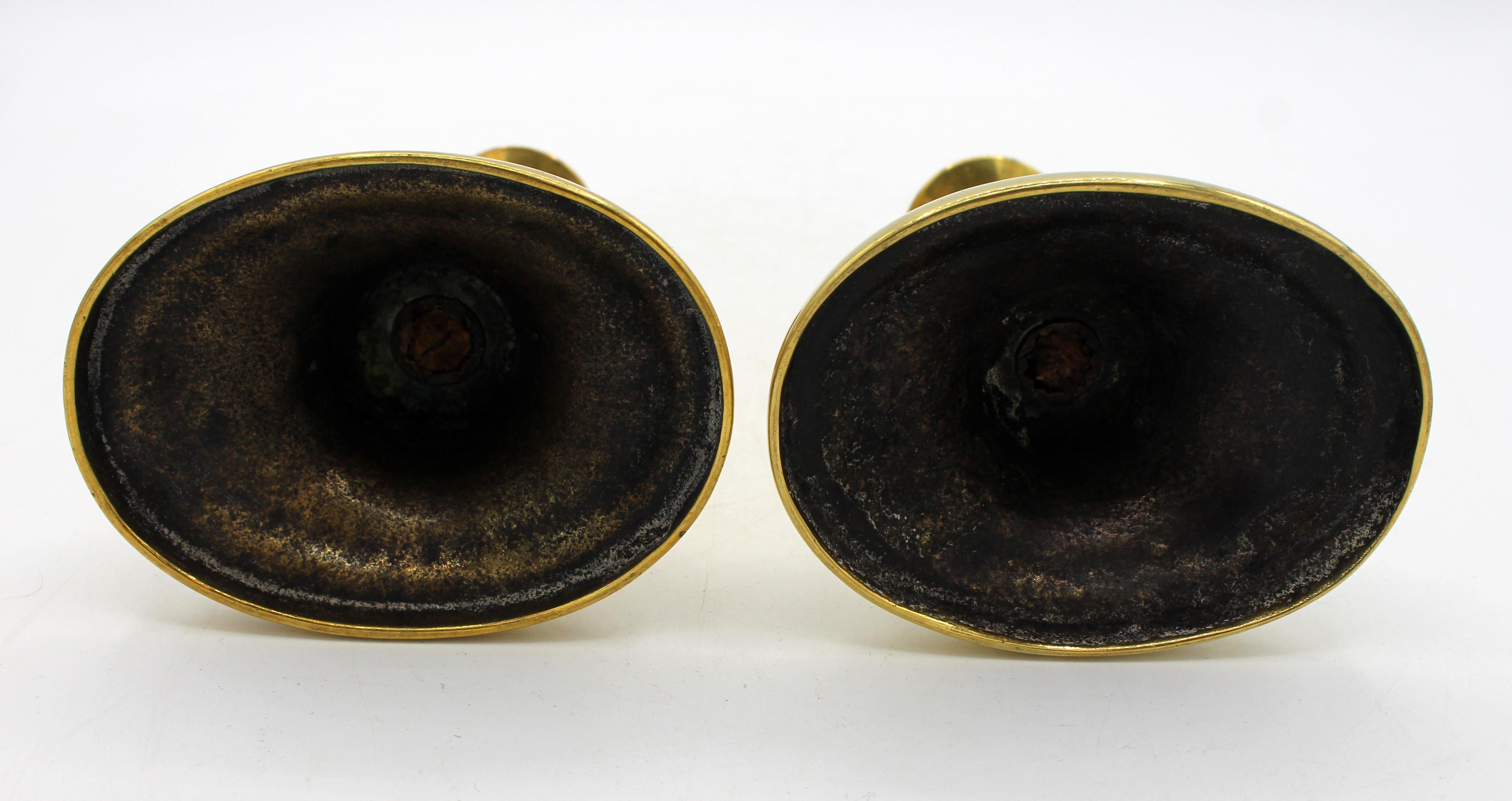 Neoclassico Coppia di candelieri in ottone fuso olandese del 1810 circa in vendita