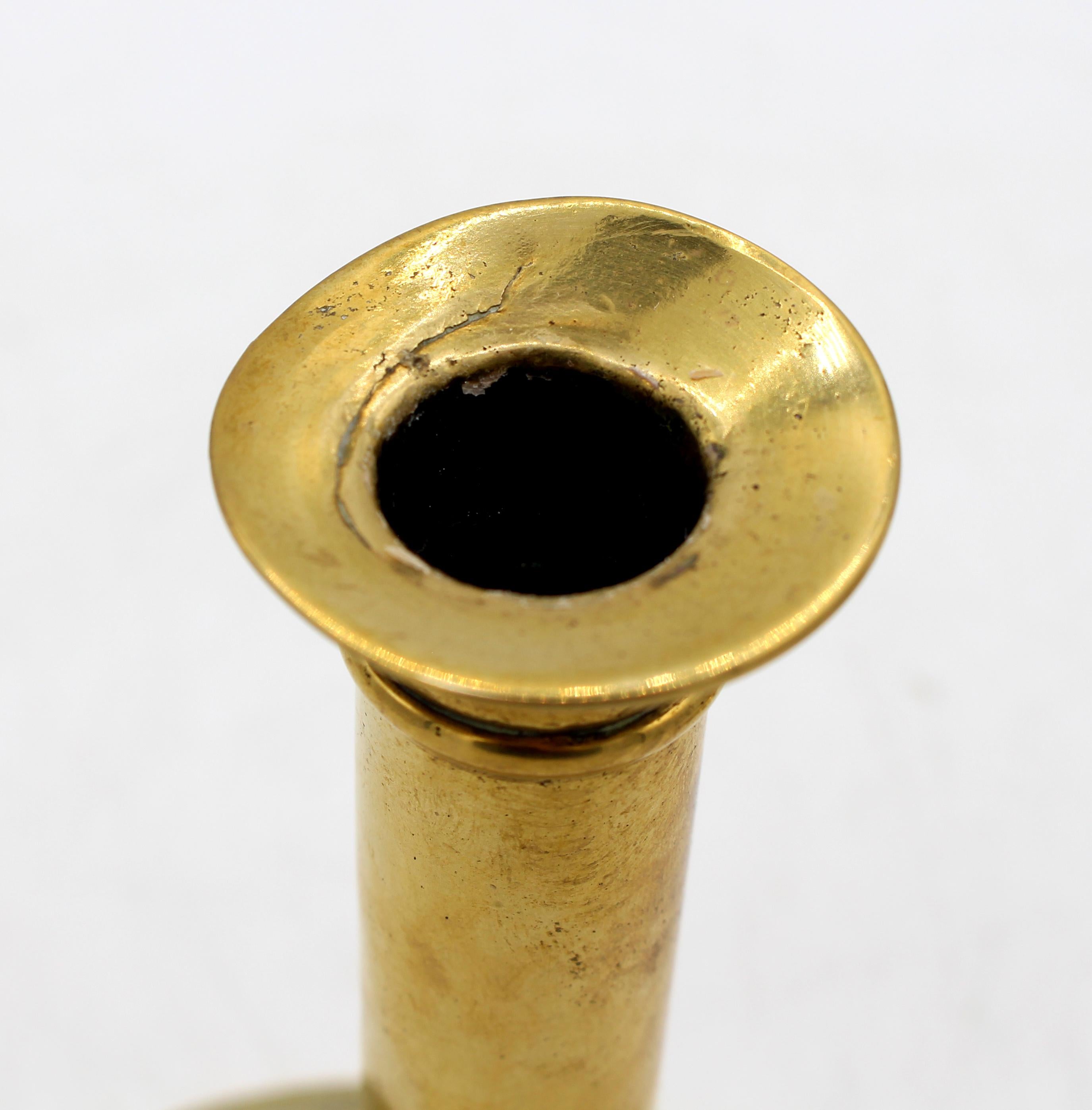 Olandese Coppia di candelieri in ottone fuso olandese del 1810 circa in vendita