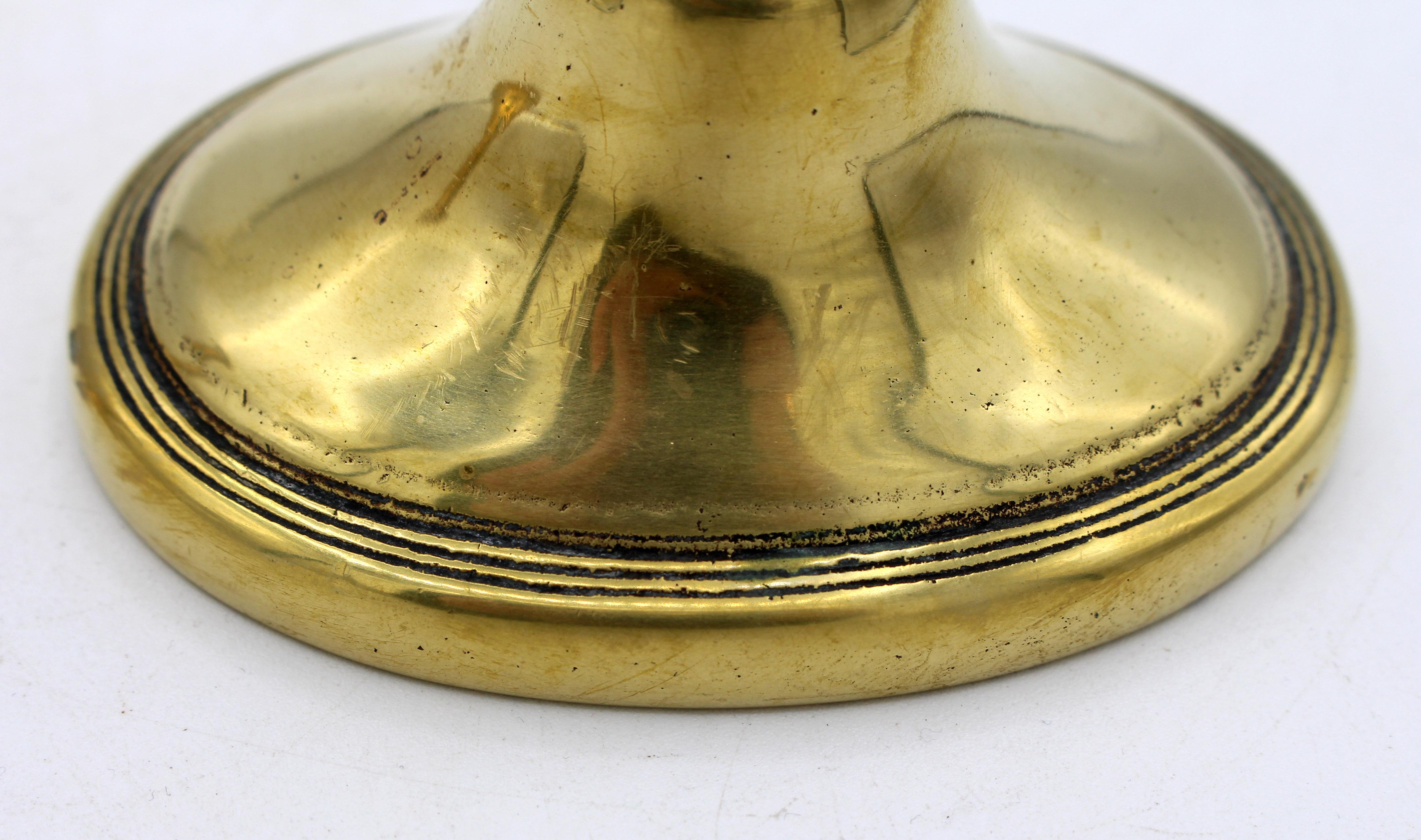 Calco Coppia di candelieri in ottone fuso olandese del 1810 circa in vendita