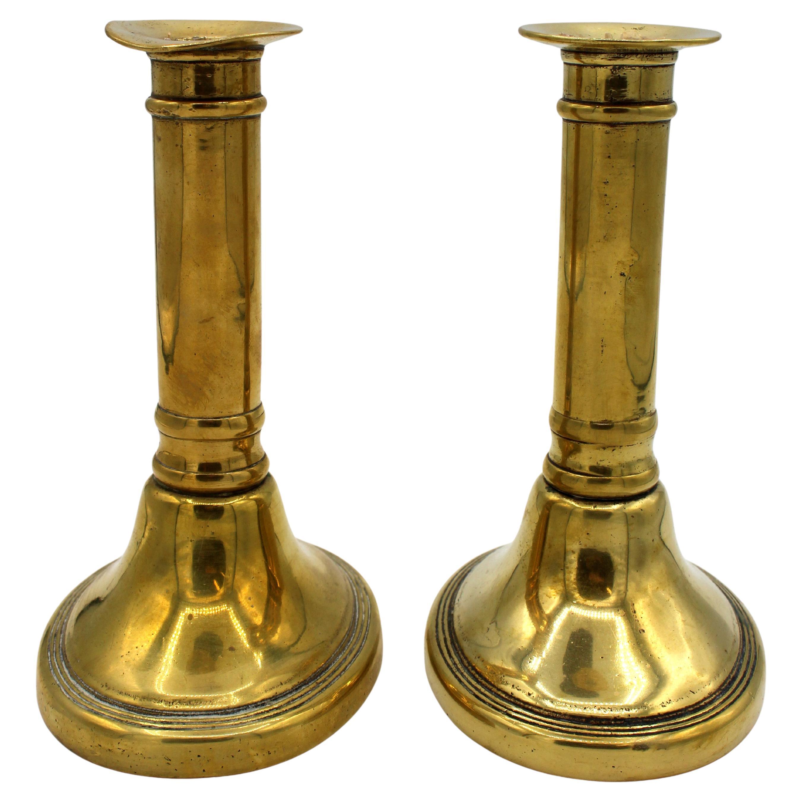 Coppia di candelieri in ottone fuso olandese del 1810 circa