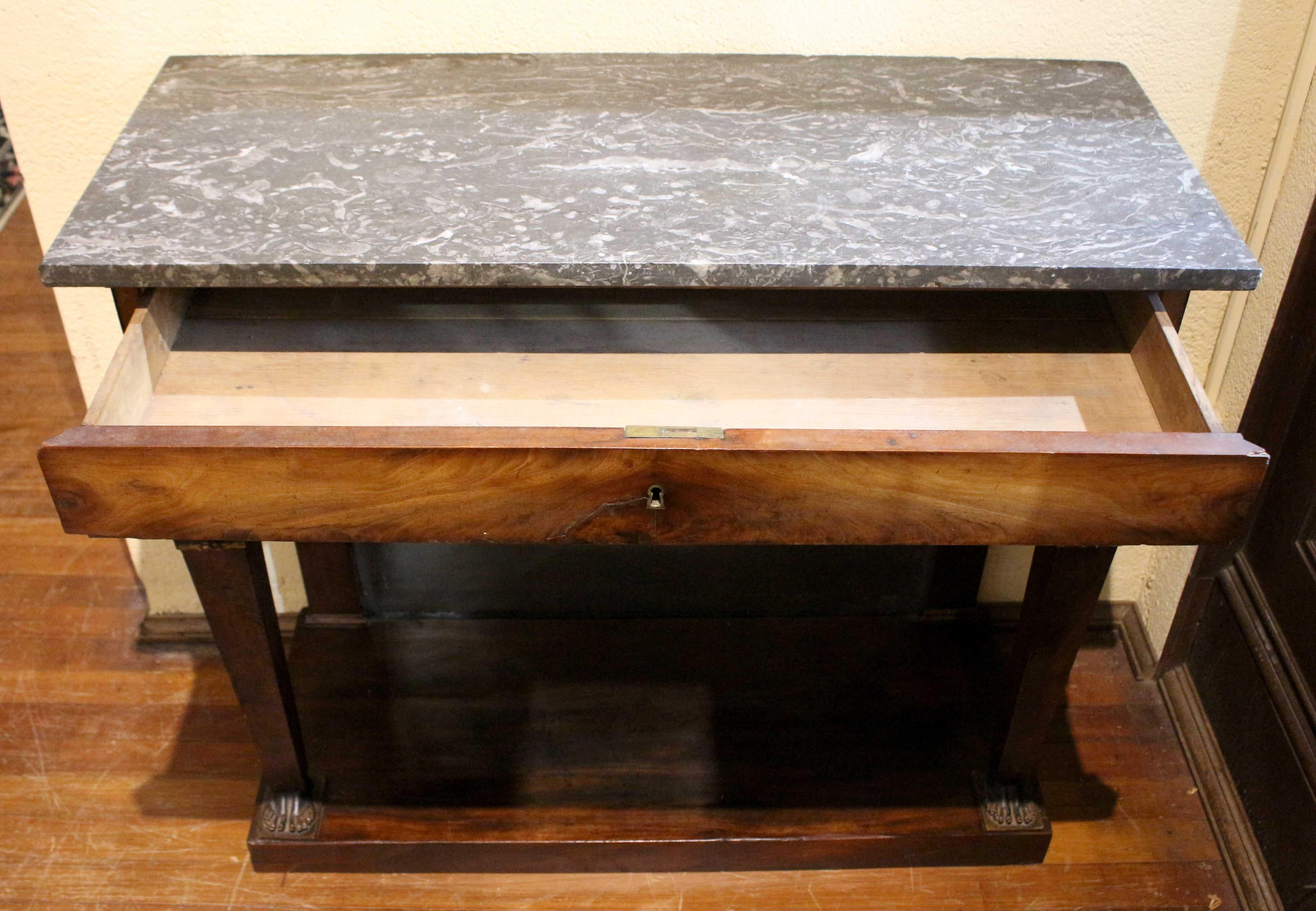 Français Circa 1810 Table console française à plateau de marbre d'époque Empire en vente
