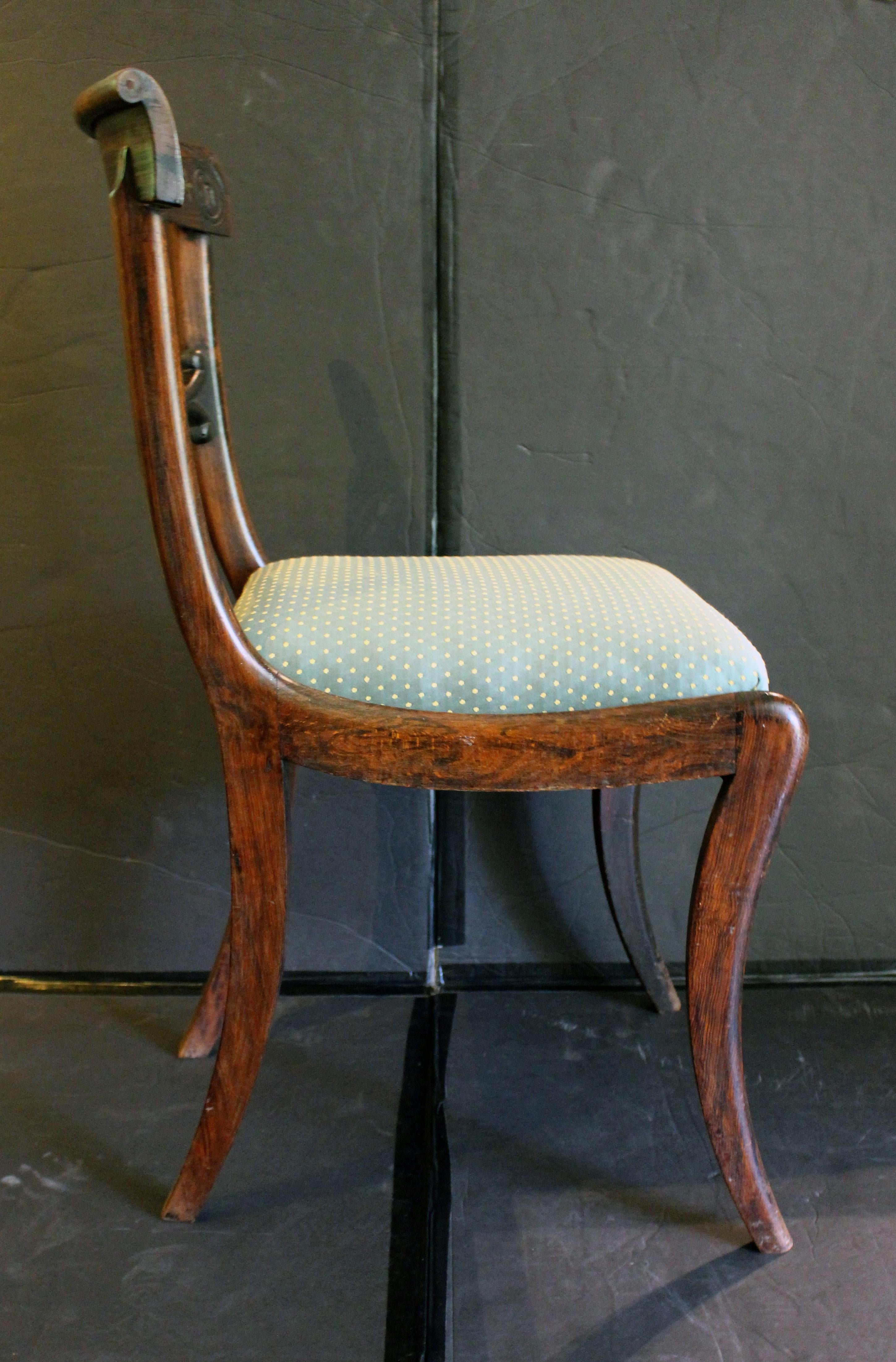 Intagliato Sedia laterale inglese Regency dipinta e intarsiata in ottone del 1810 circa in vendita