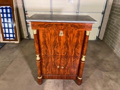 Circa 1810. Secrétaire Empire français en acajou avec ornements et garnitures en bronze doré