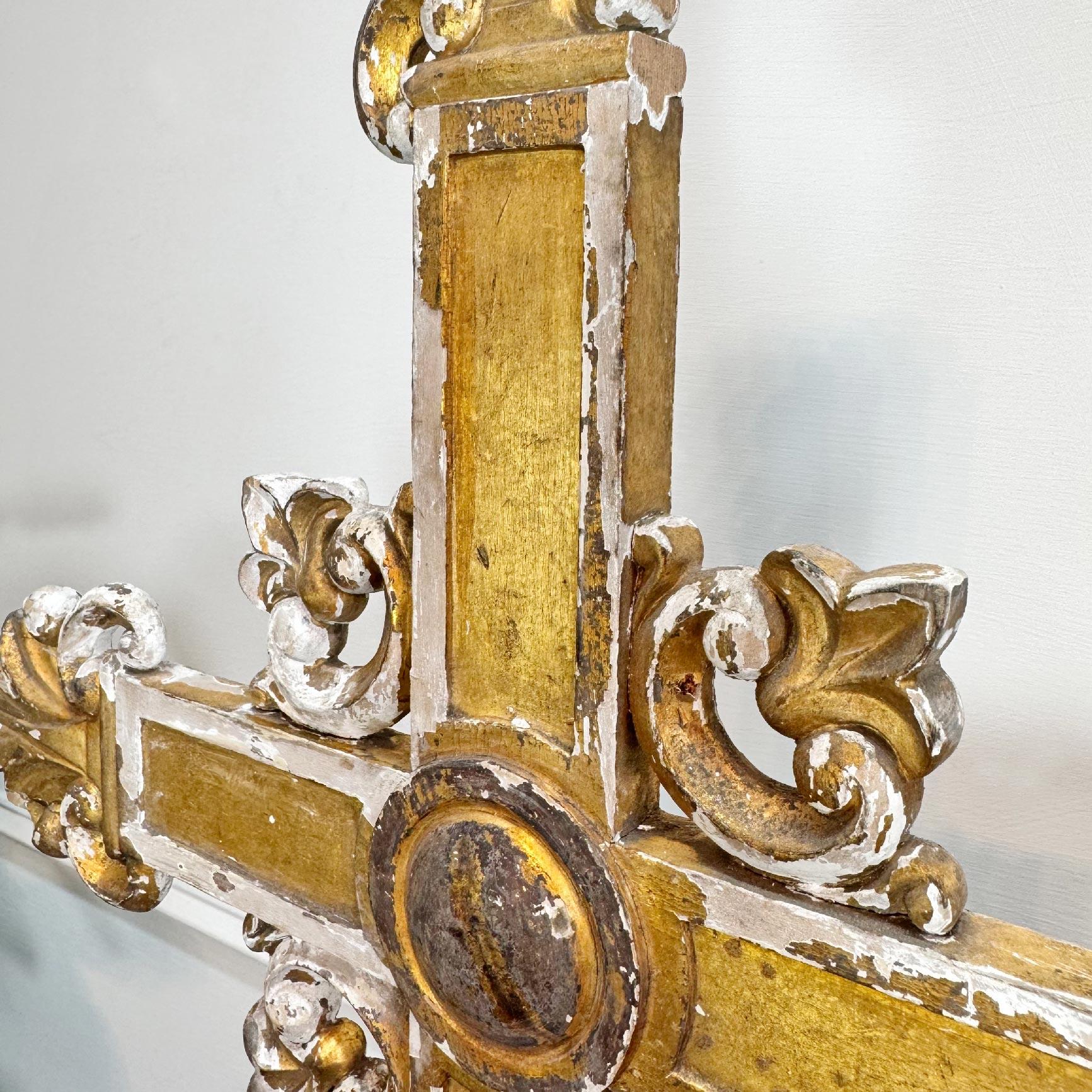 Croix de procession néogothique en bois doré du début du XIXe siècle, Allemagne vers 1810, montée sur un orbe avec des détails sculptés, recouverts de gesso et de dorure.



Rare exemple de style néo-gothique, patine d'usage et pertes sur certaines