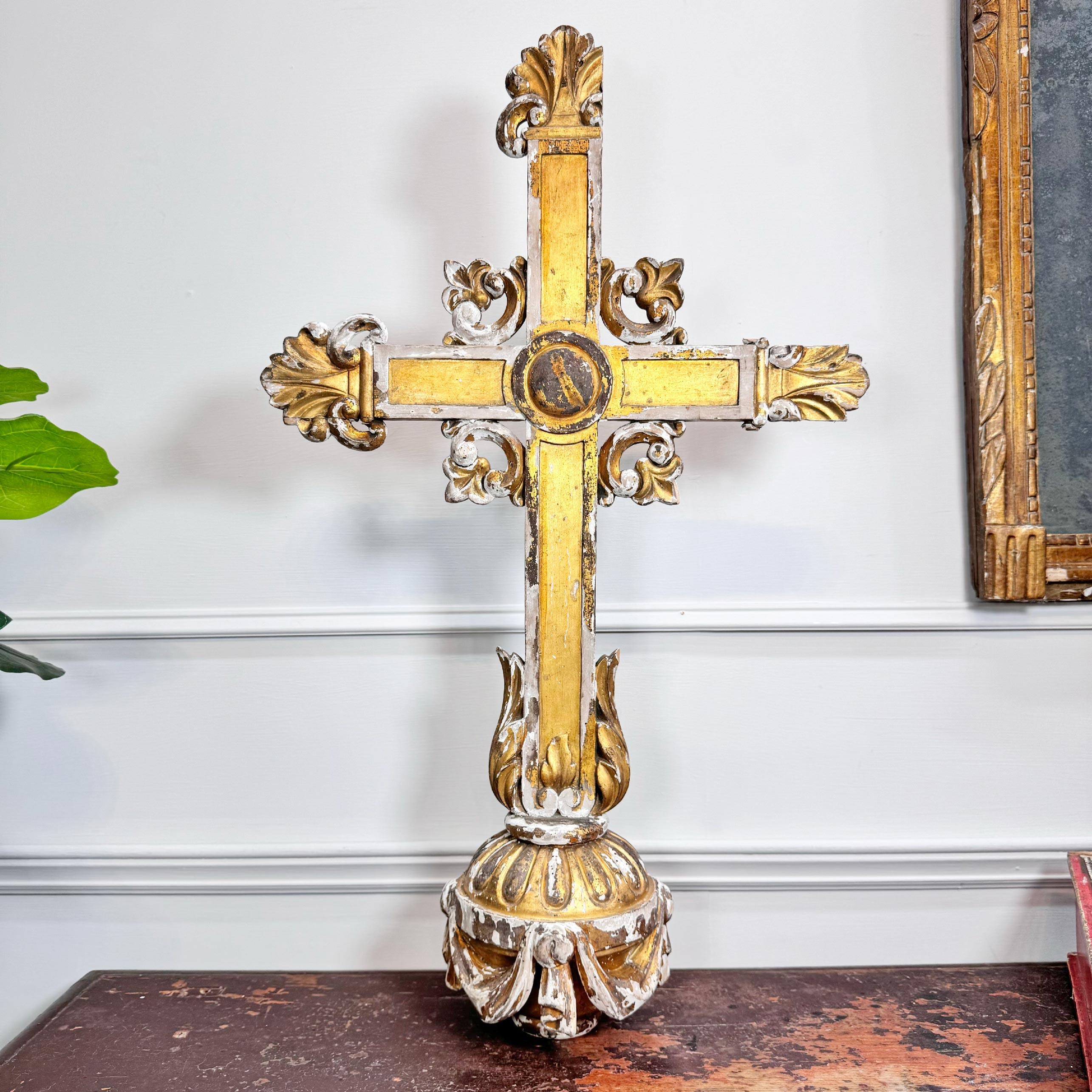 Néo-gothique Circa 1810 Croix de procession néo-gothique en bois doré sur orbe en vente