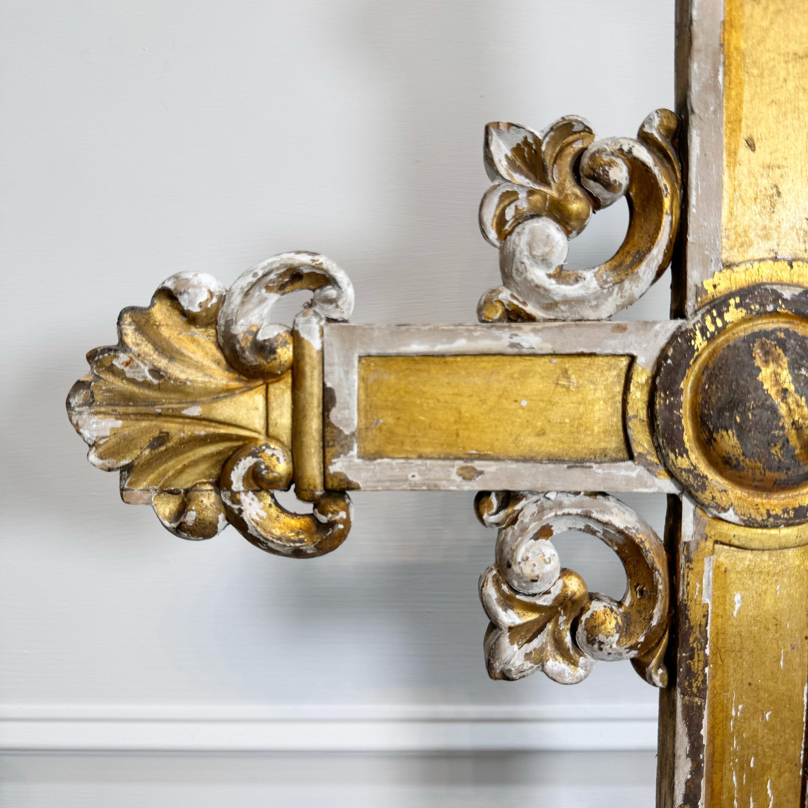 Allemand Circa 1810 Croix de procession néo-gothique en bois doré sur orbe en vente