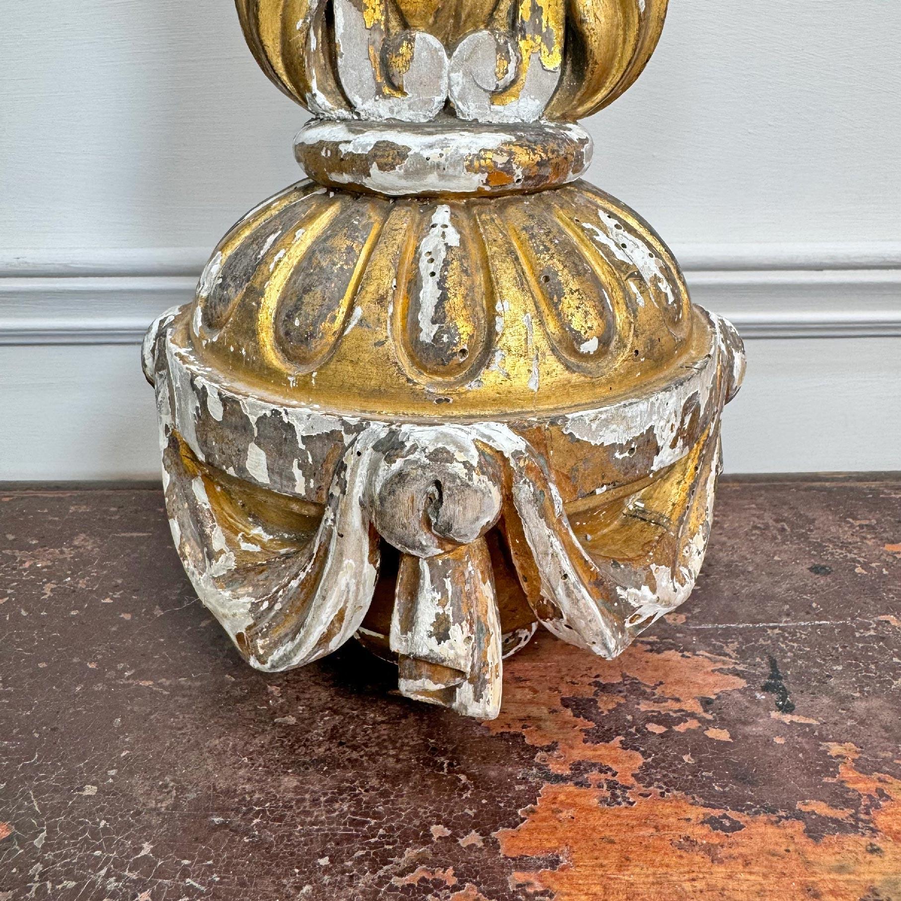 Sculpté à la main Circa 1810 Croix de procession néo-gothique en bois doré sur orbe en vente