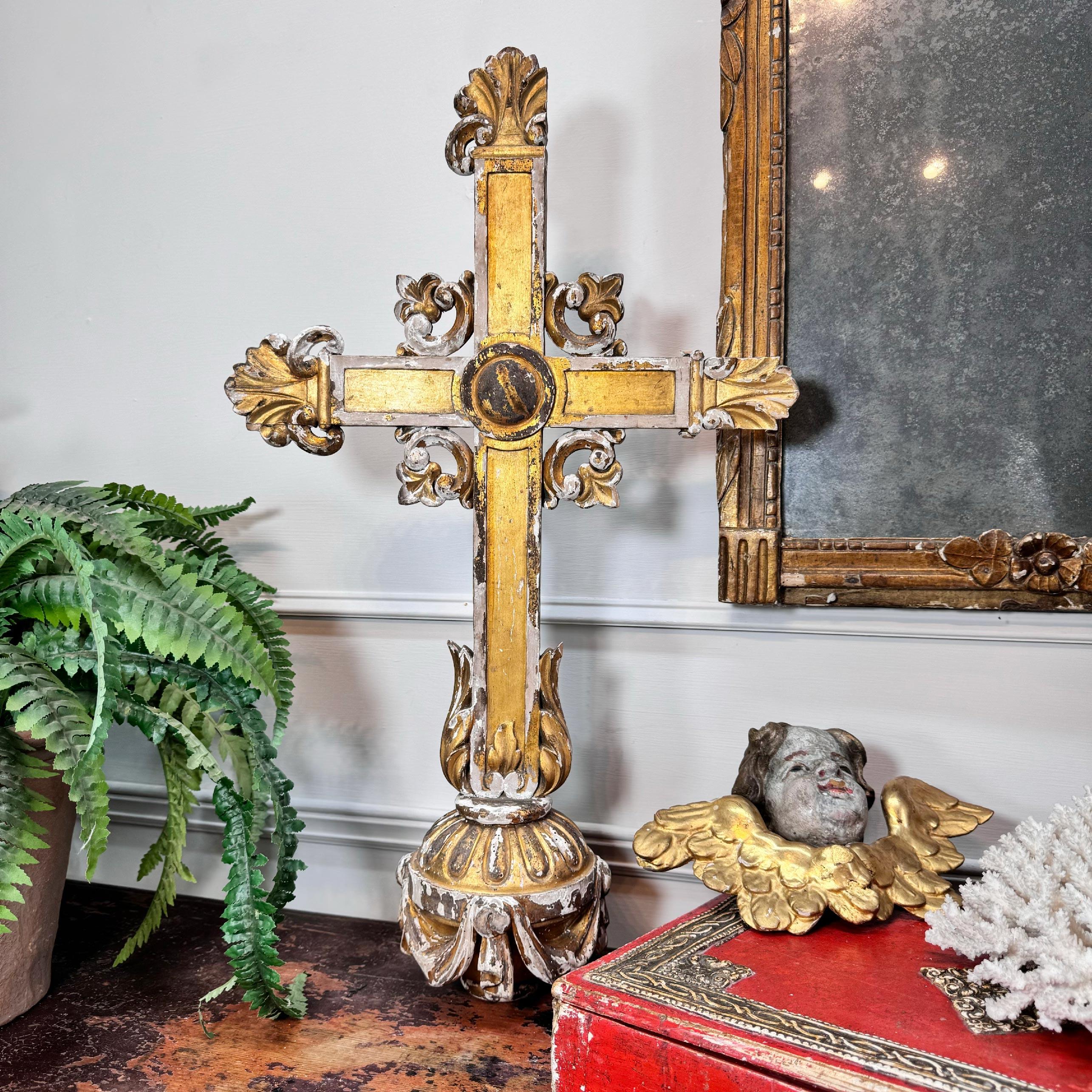 Gesso Circa 1810 Croix de procession néo-gothique en bois doré sur orbe en vente