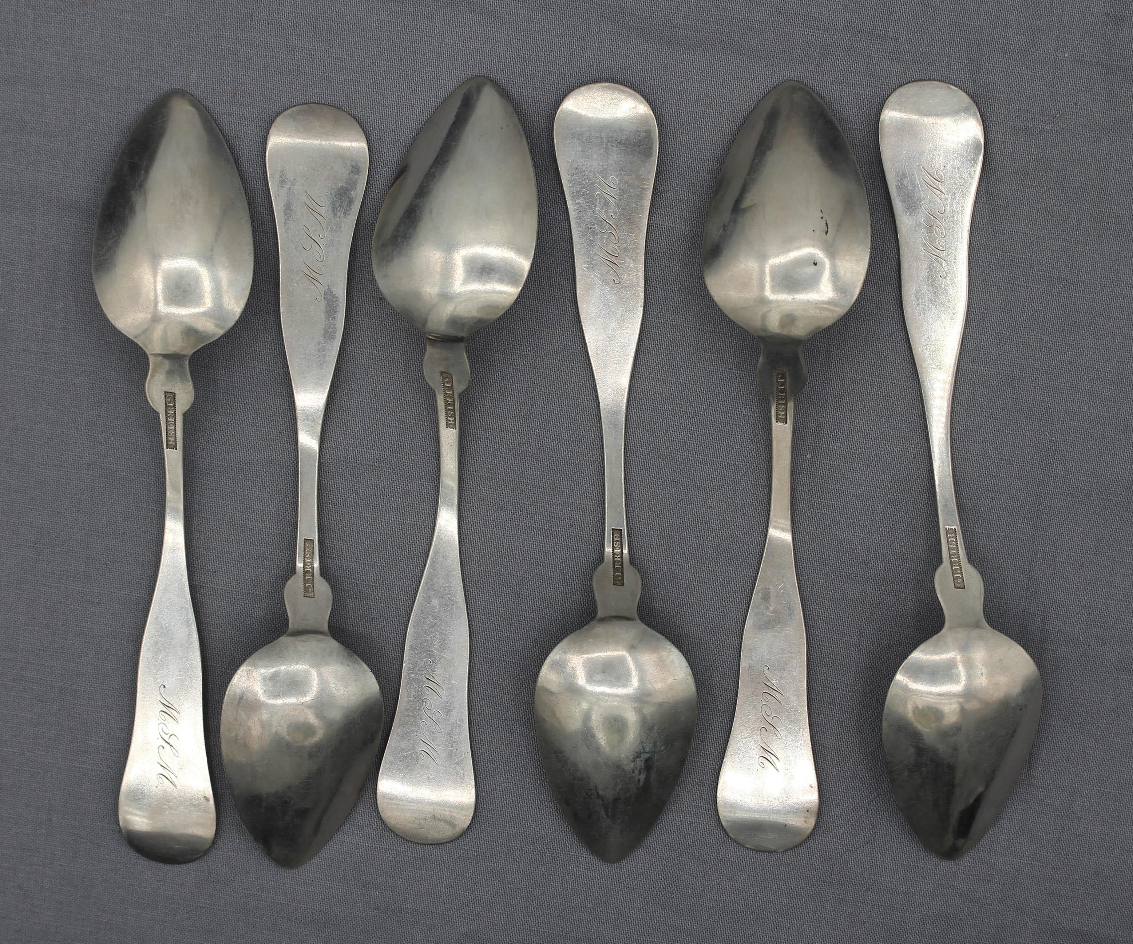Set di 6 cucchiaini in argento di Timothy Gernish, Portsmouth, NH, 1810 circa. Fiddleback; manici a doppio battente. Il monogramma al dritto 