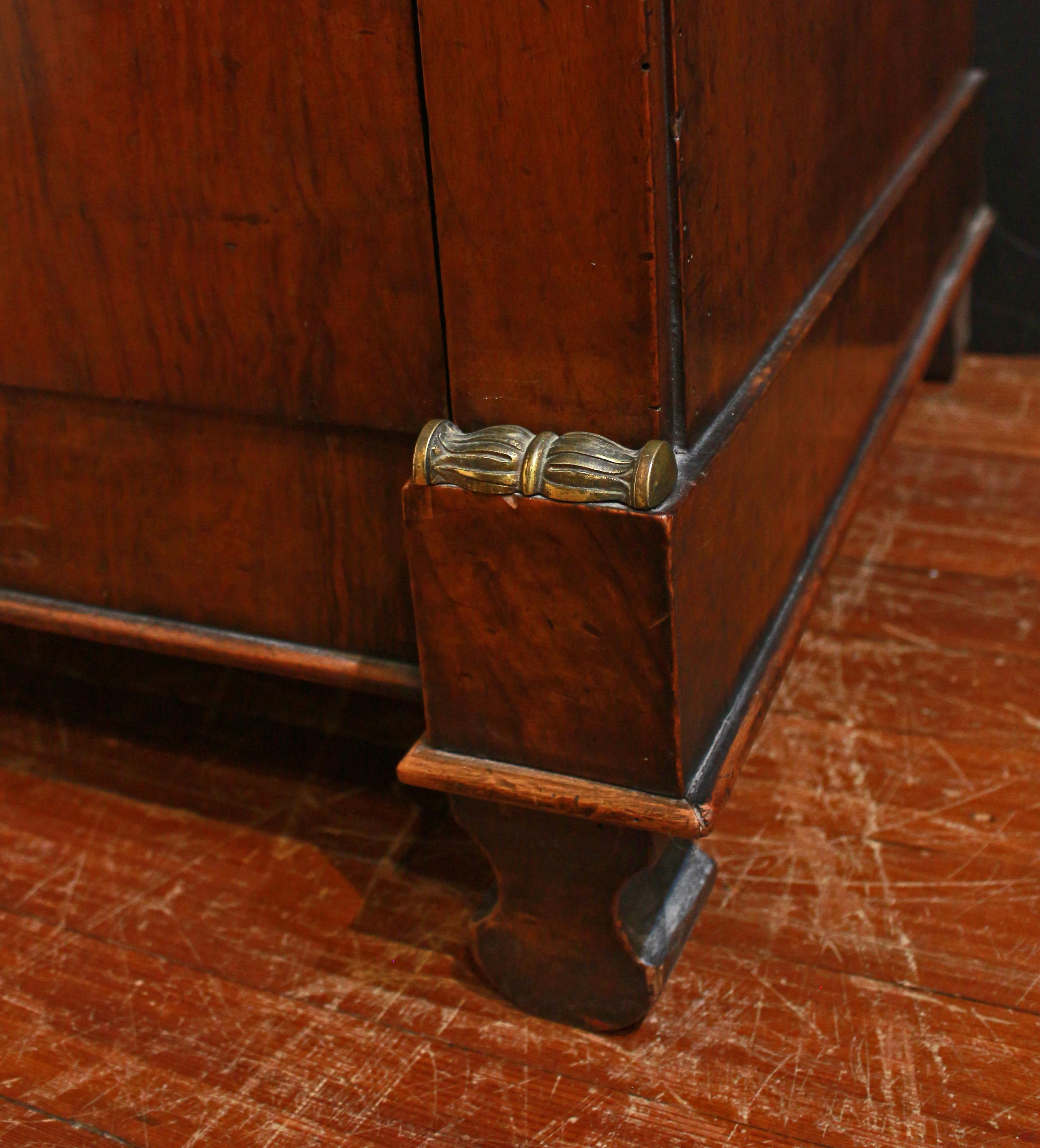 Français Commode à 4 tiroirs Circa 1815 French Empire en vente