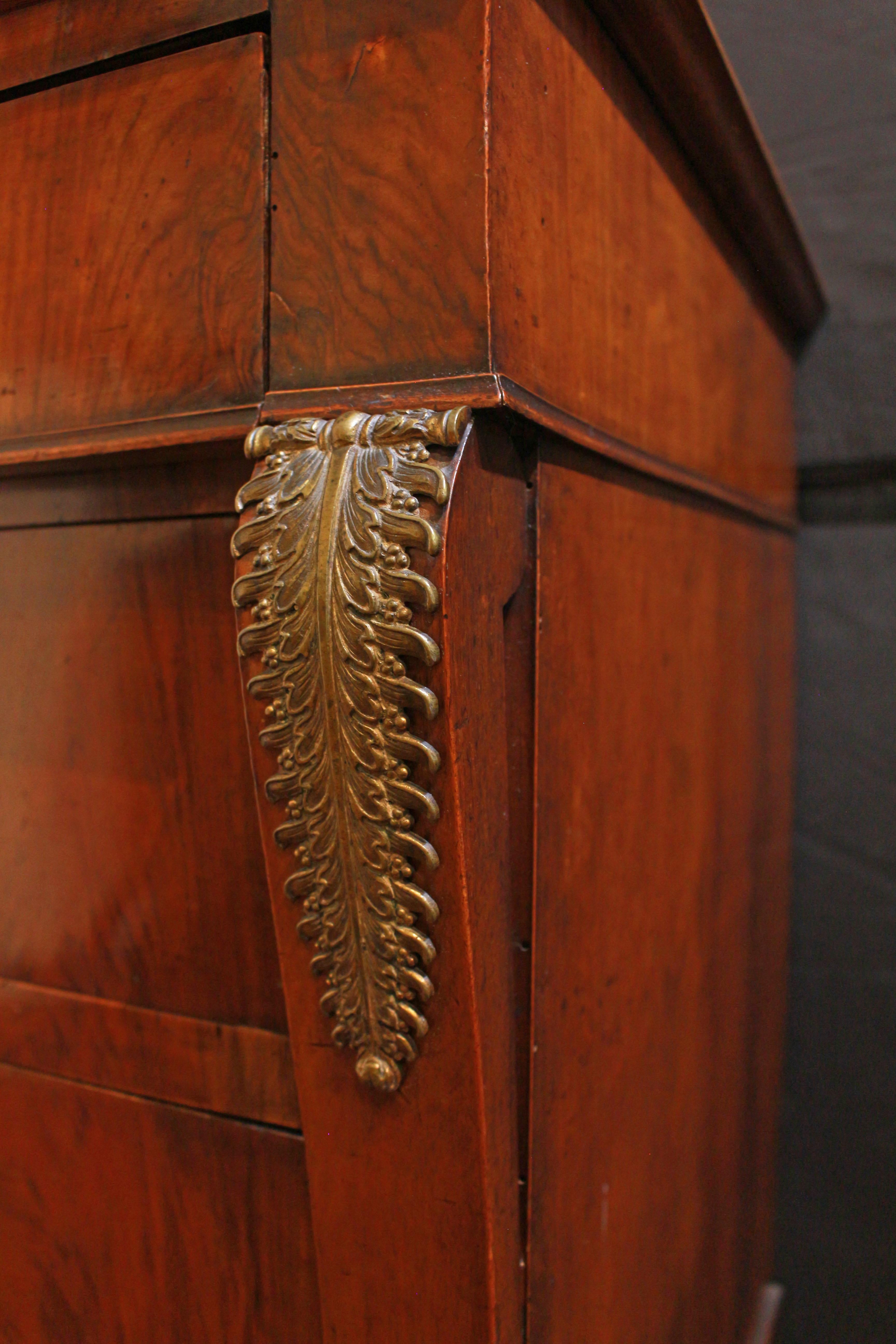 Placage Commode à 4 tiroirs Circa 1815 French Empire en vente