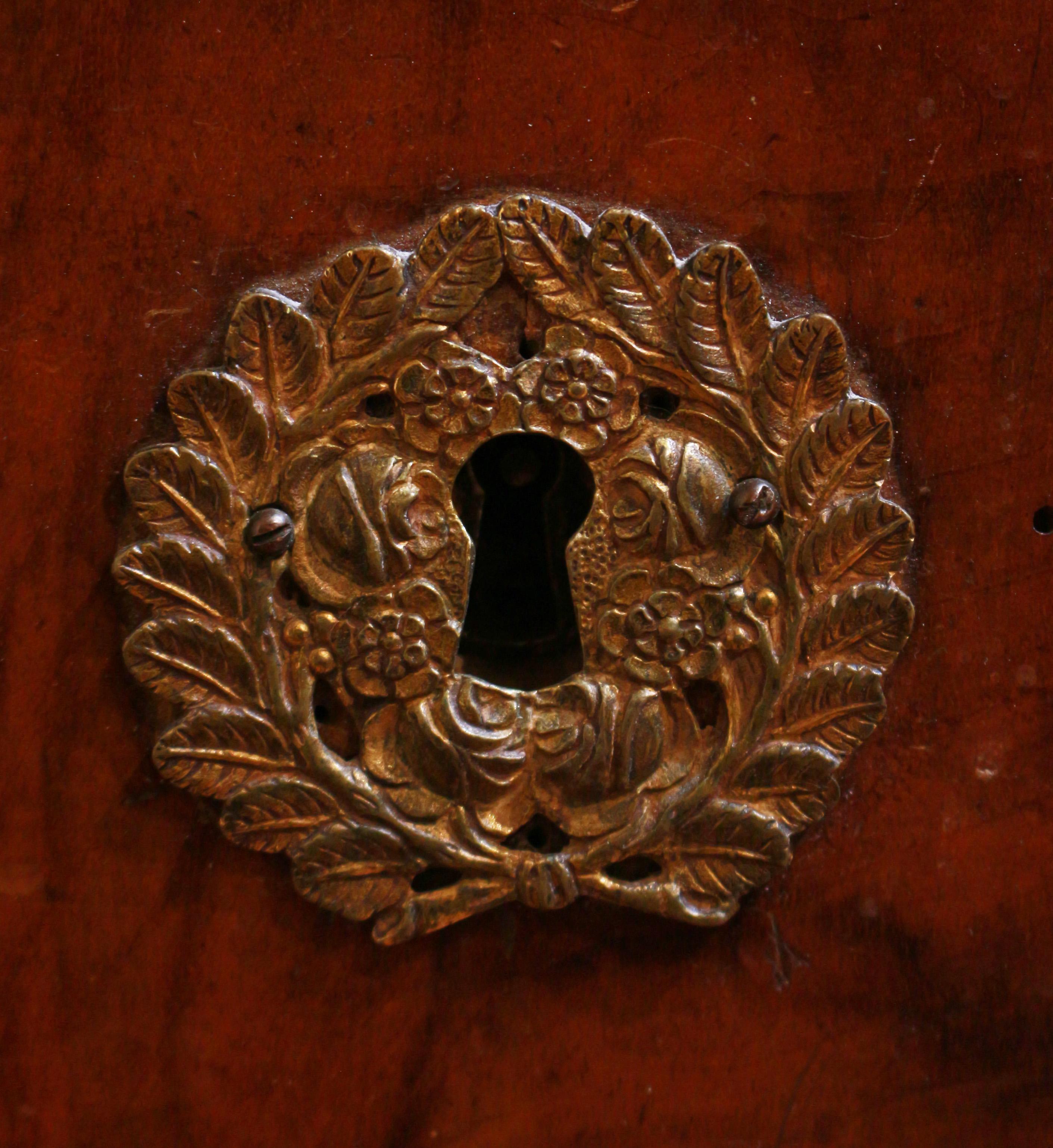 Commode à 4 tiroirs Circa 1815 French Empire Bon état - En vente à Chapel Hill, NC