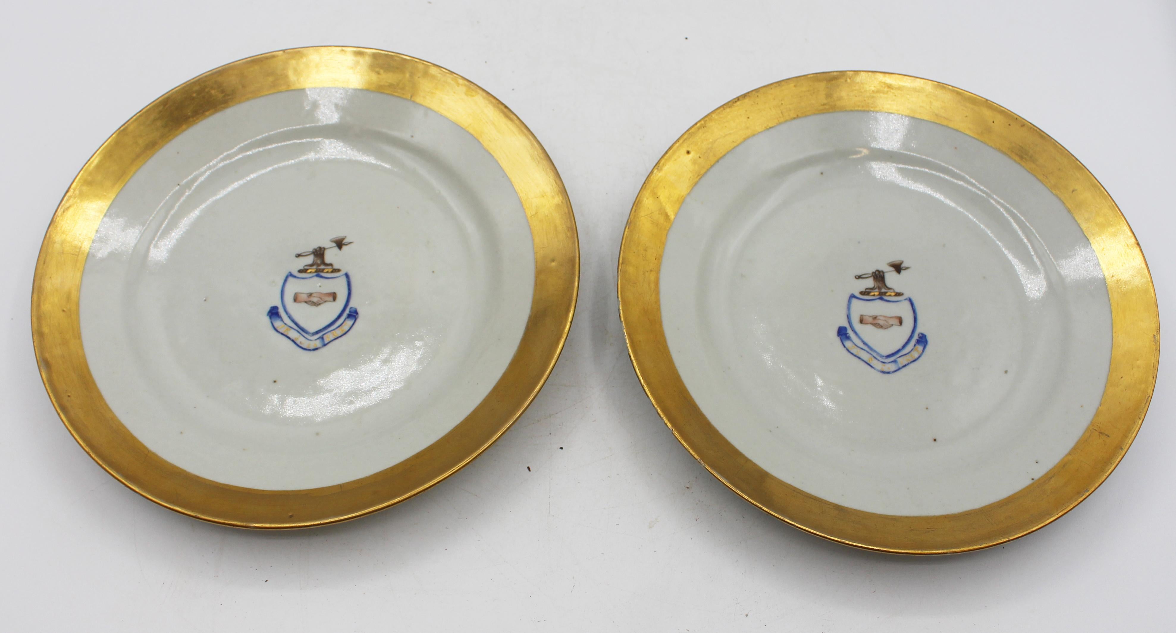 CIRCA 1815 Pair of Chinese Export Porcelain for the American Market Armorial Dessert Plates. Aus einem von zwei Diensten für Joseph Smith aus Philadelphia (1770-1845), einem wohlhabenden Kaufmann mit Handelsinteressen in Indien, China, Irland und
