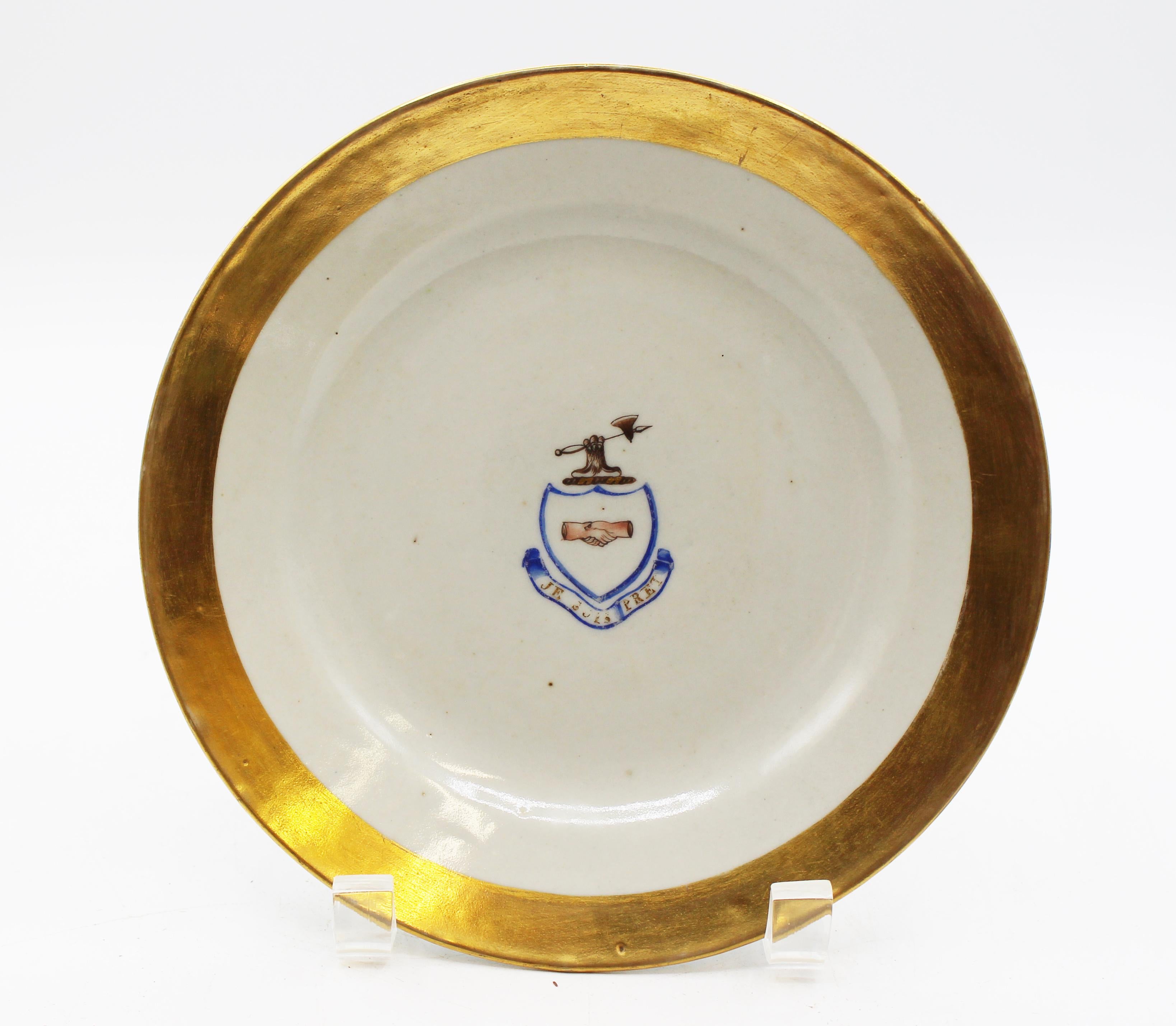 CIRCA 1815 Paar Dessertteller aus chinesischem Exportporzellan mit Wappen (Chinesischer Export) im Angebot