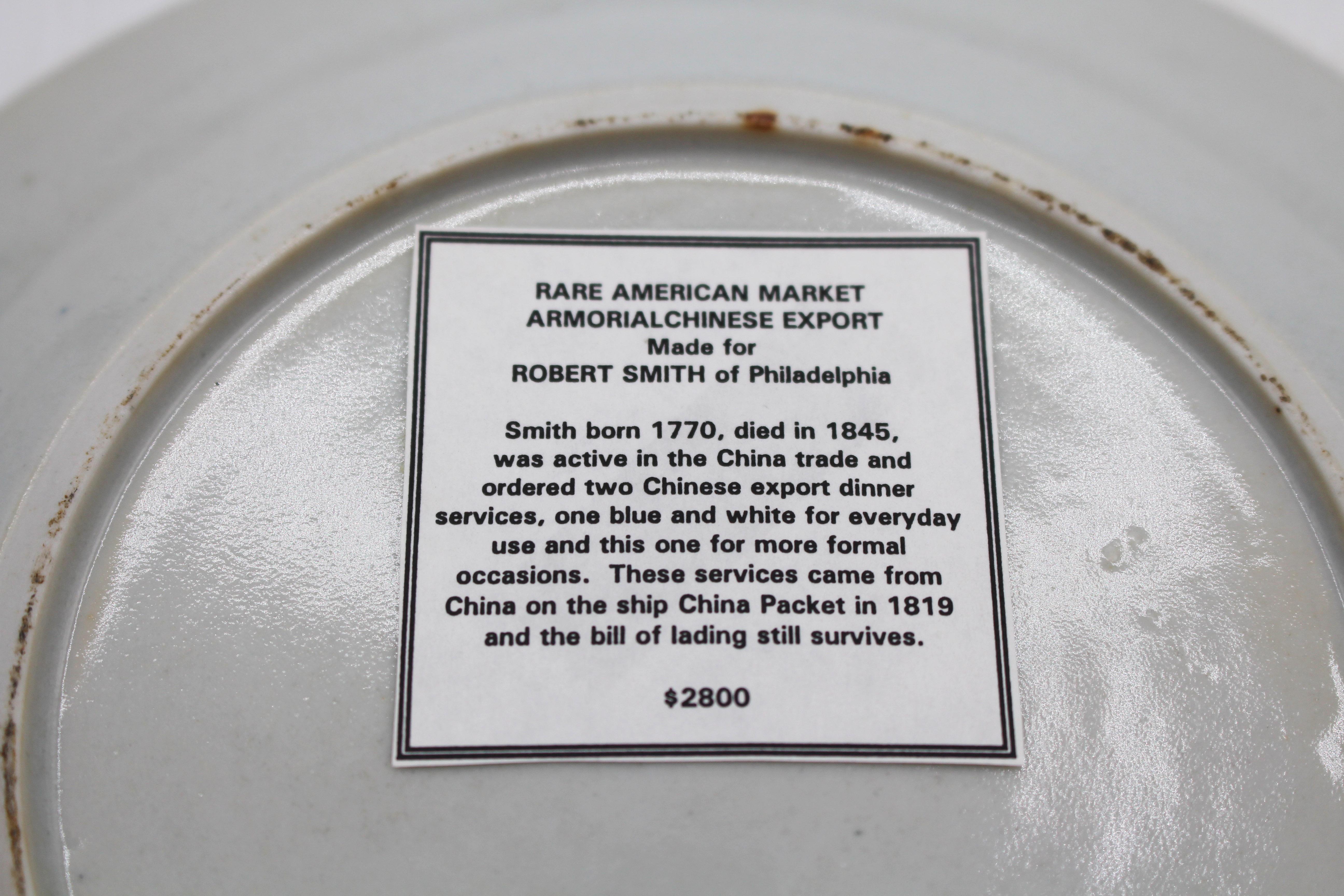 CIRCA 1815 Paar Dessertteller aus chinesischem Exportporzellan mit Wappen (Porzellan) im Angebot
