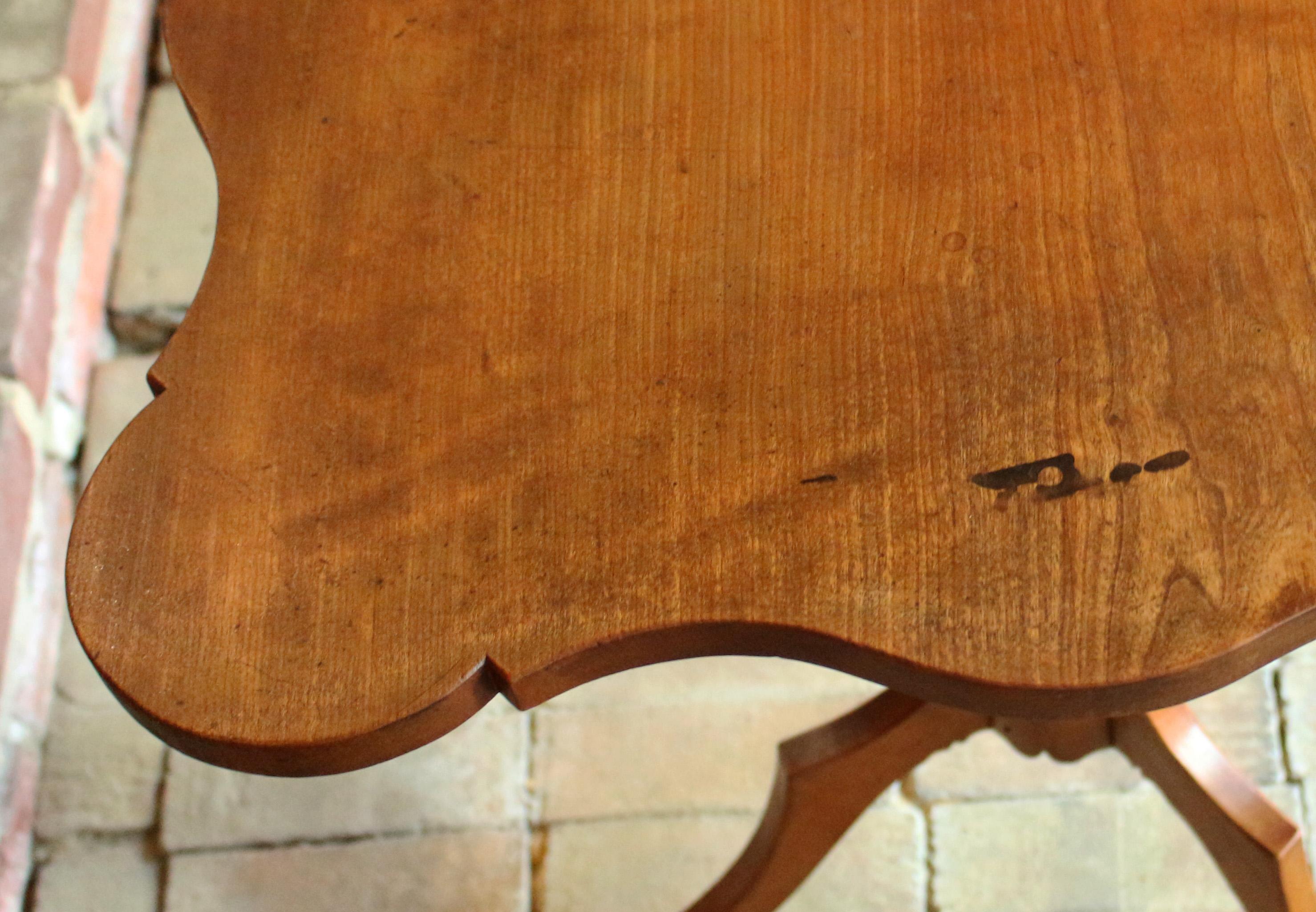 circa 1820-30 American Tilt-Top Tea Table In Good Condition In Chapel Hill, NC