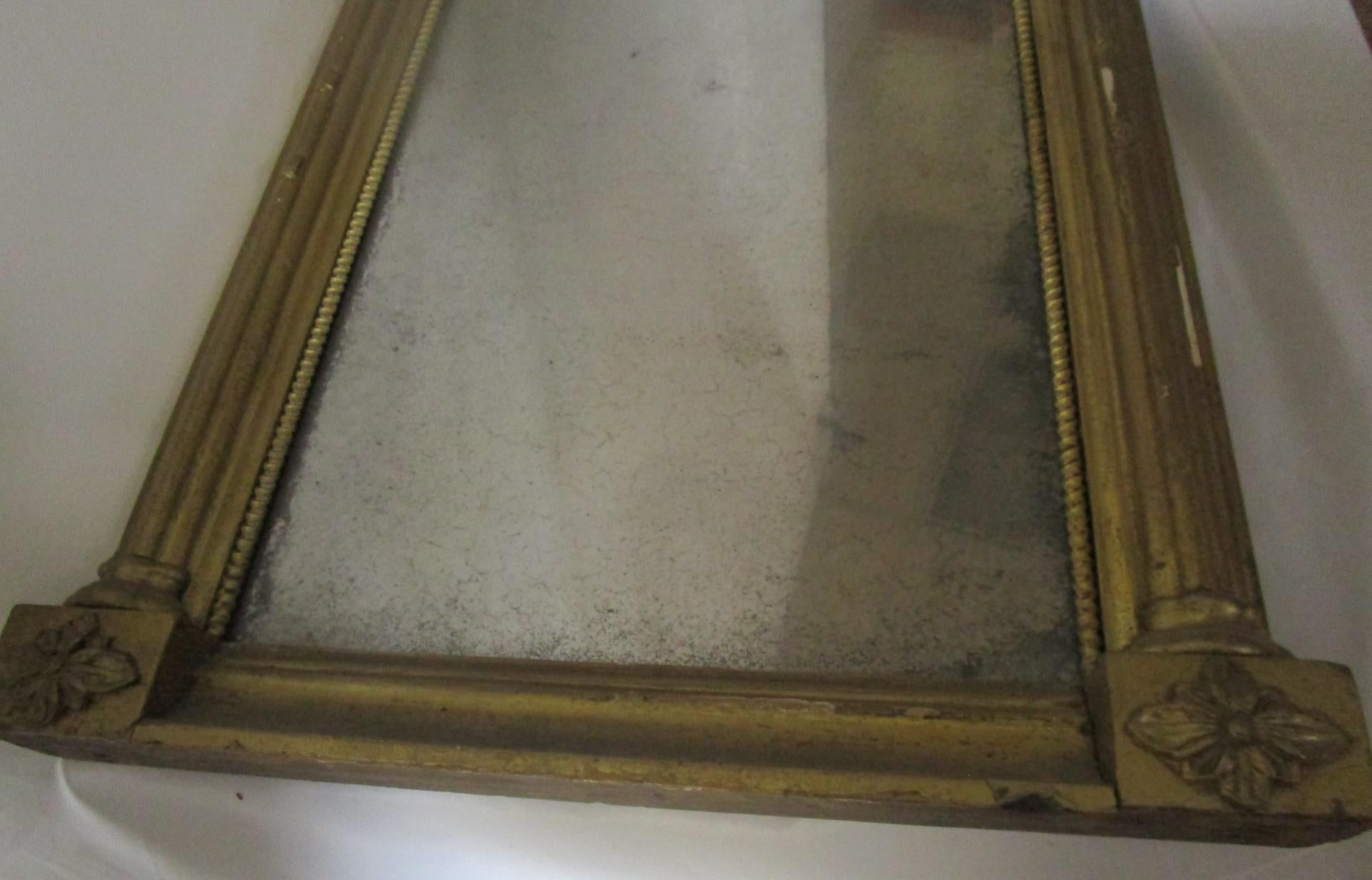 Circa 1820 American Giltwood Mirror with Églomisé Panel Woodland Scene with Bird (Miroir en bois doré avec panneau églomisé et oiseau) en vente 1